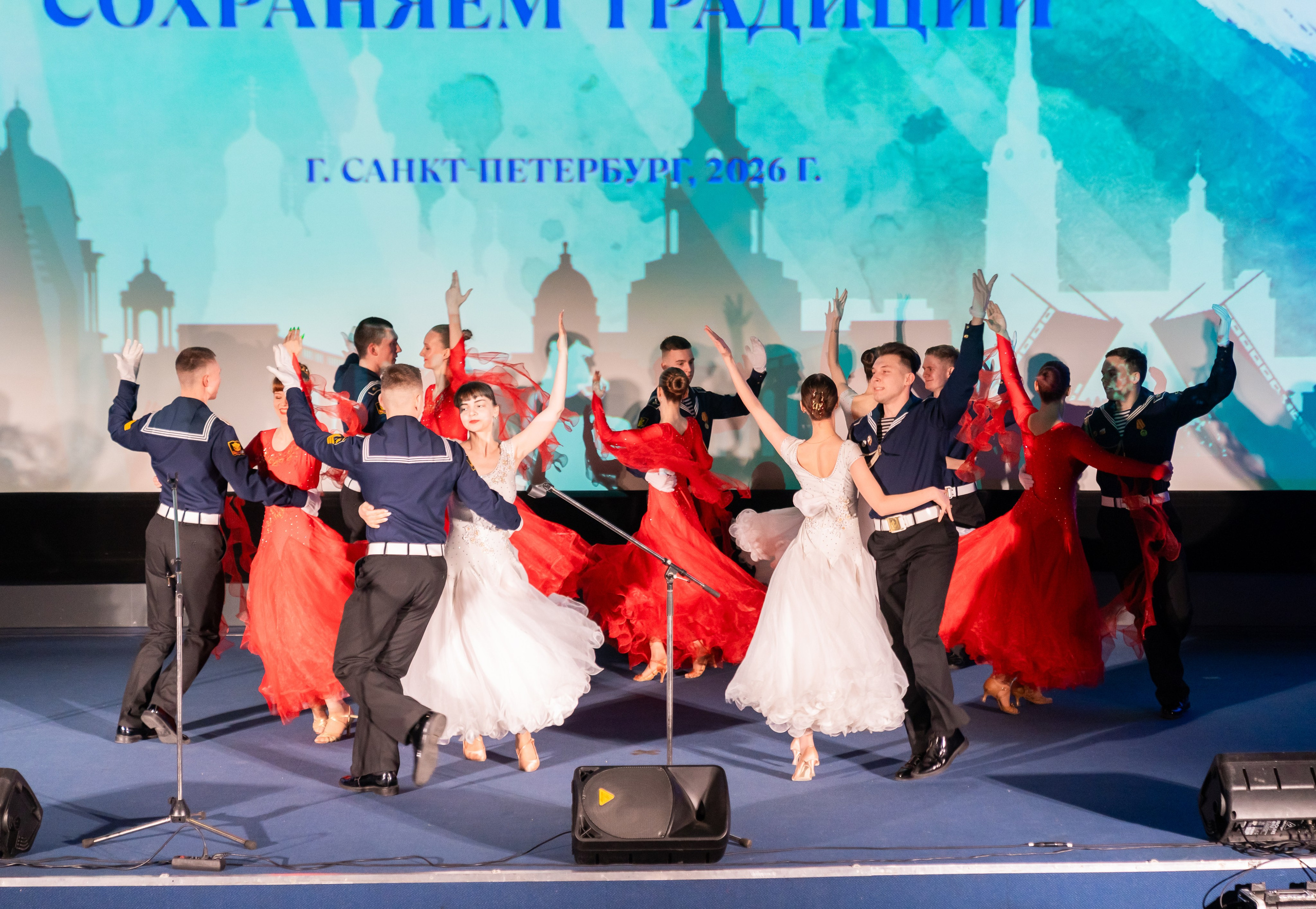 Выступление коллектива на XII Международном фольклорном фестивале «Сохраняем традиции» Санкт-Петербург 2026 — динамичный танец на большой сцене. Фото: Мальцев Евгений, evrednix.ru.