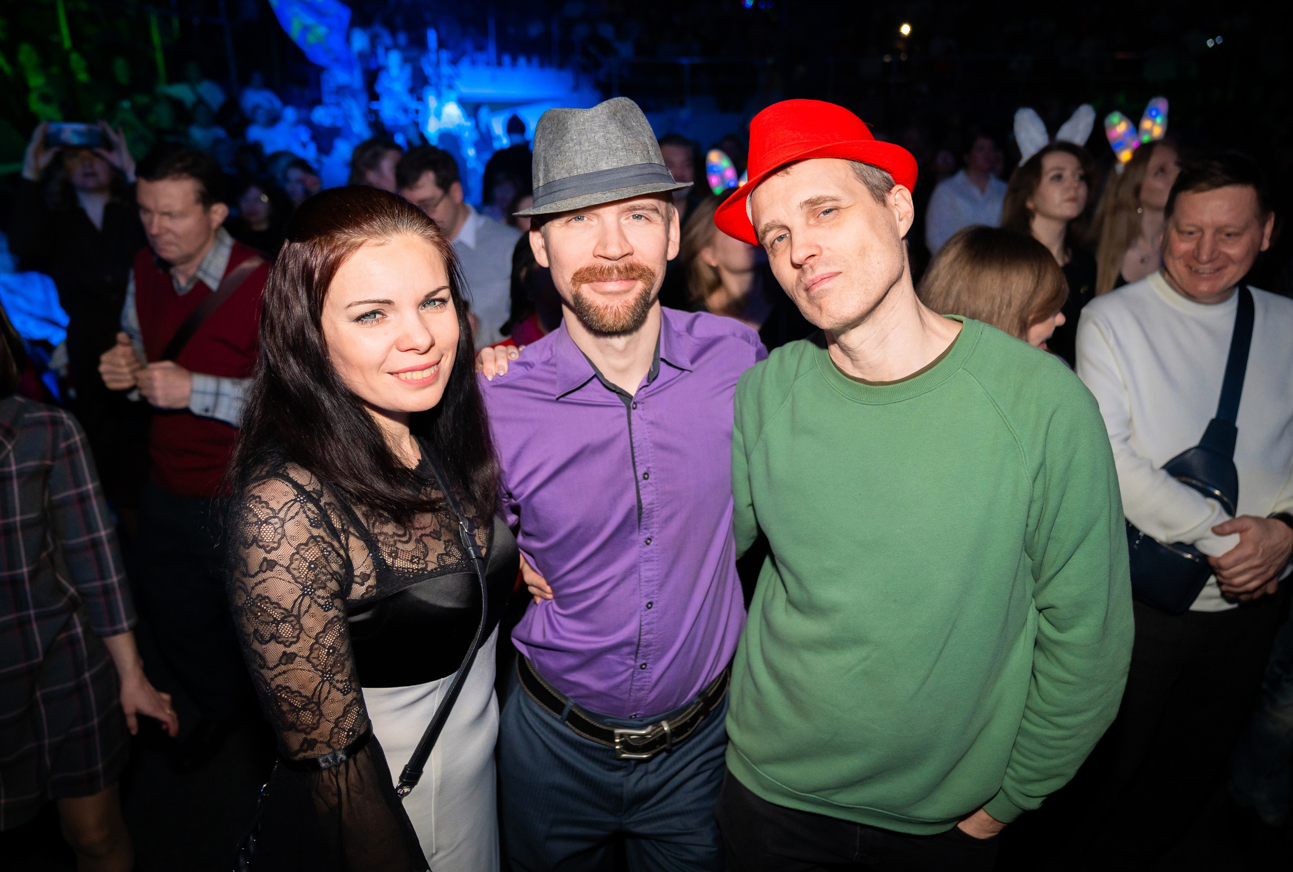 Три мужчины и девушка весело позируют на корпоративе Ленремонт. Концерт Светланы Разиной в КСК Арена. Фото Евгения Мальцева.
