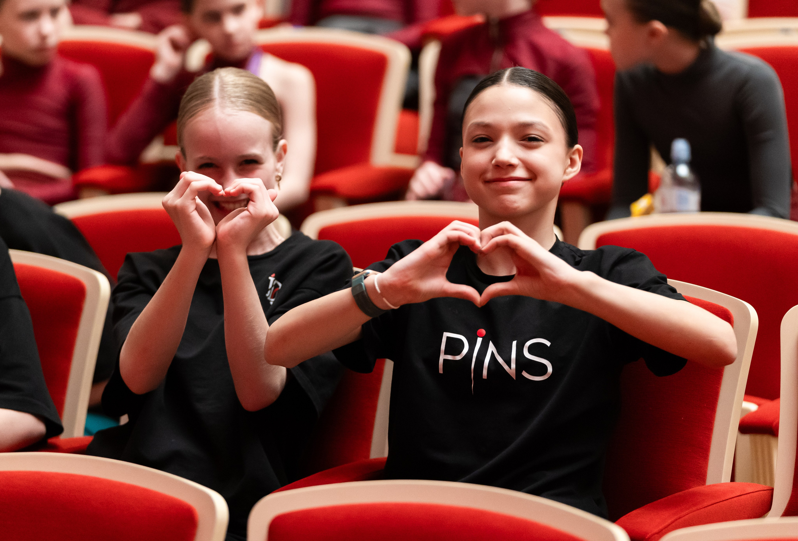  IDC Russia Kids участницы  показывают сердечки руками, Академия Бориса Эйфмана, СПб — фото Евгения Мальцева.