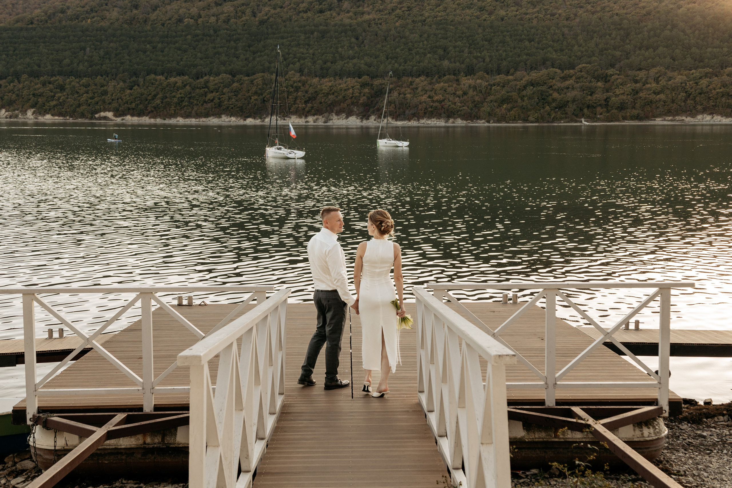  Невеста и жених на фоне горных хребтов в золотой час