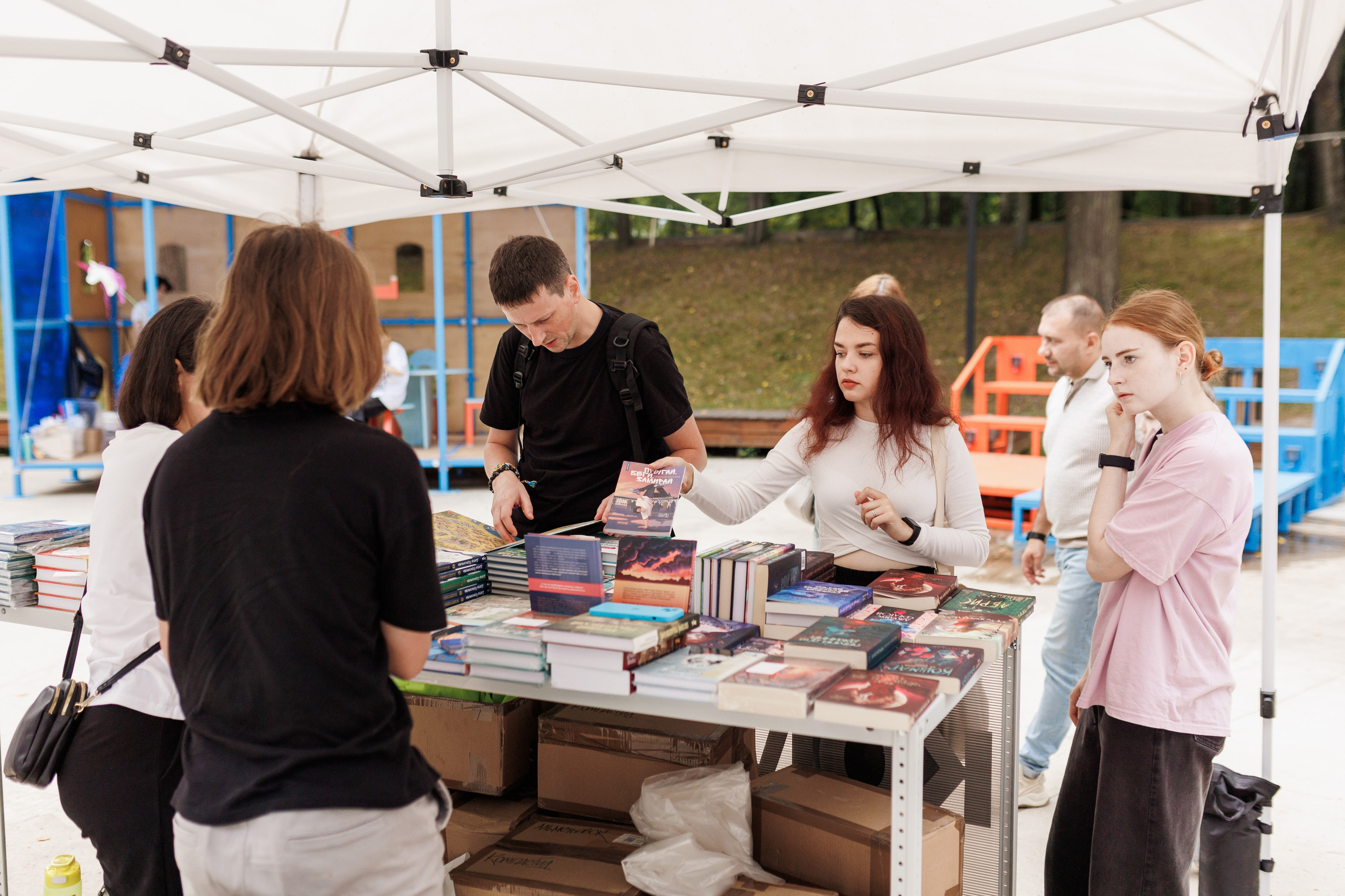 Книжный фестиваль «Смены» в Выксе 2025. Фотограф городских и семейных событий Артем Карпухин