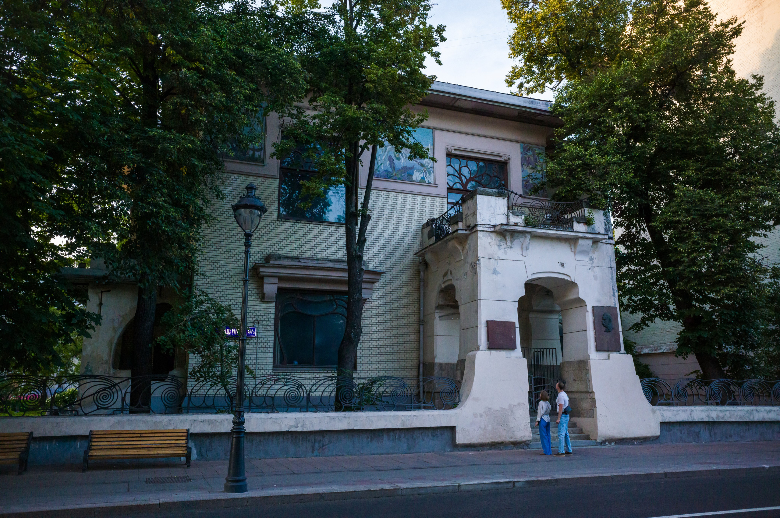 Двое рассматривают красивое здание в Москве