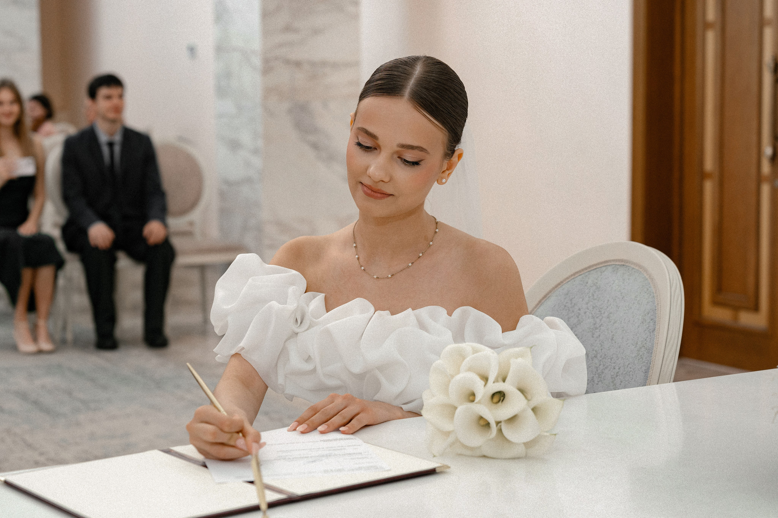 Свадебная фотосессия в Бутырском ЗАГС (Дворец Бракосочетания № 4) и прогулка в отеле Solux (Солюкс)