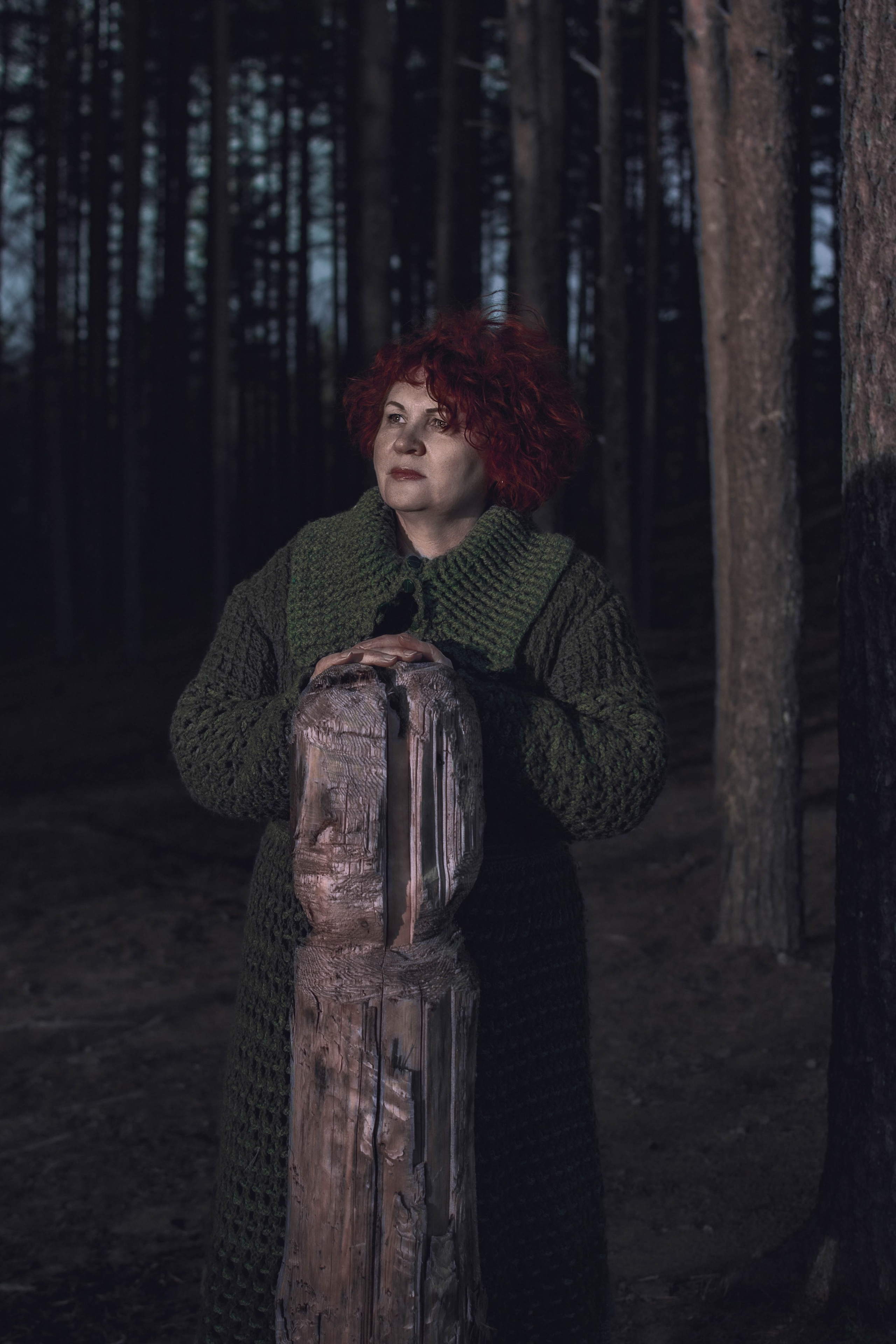 Женщина в старинном лесу