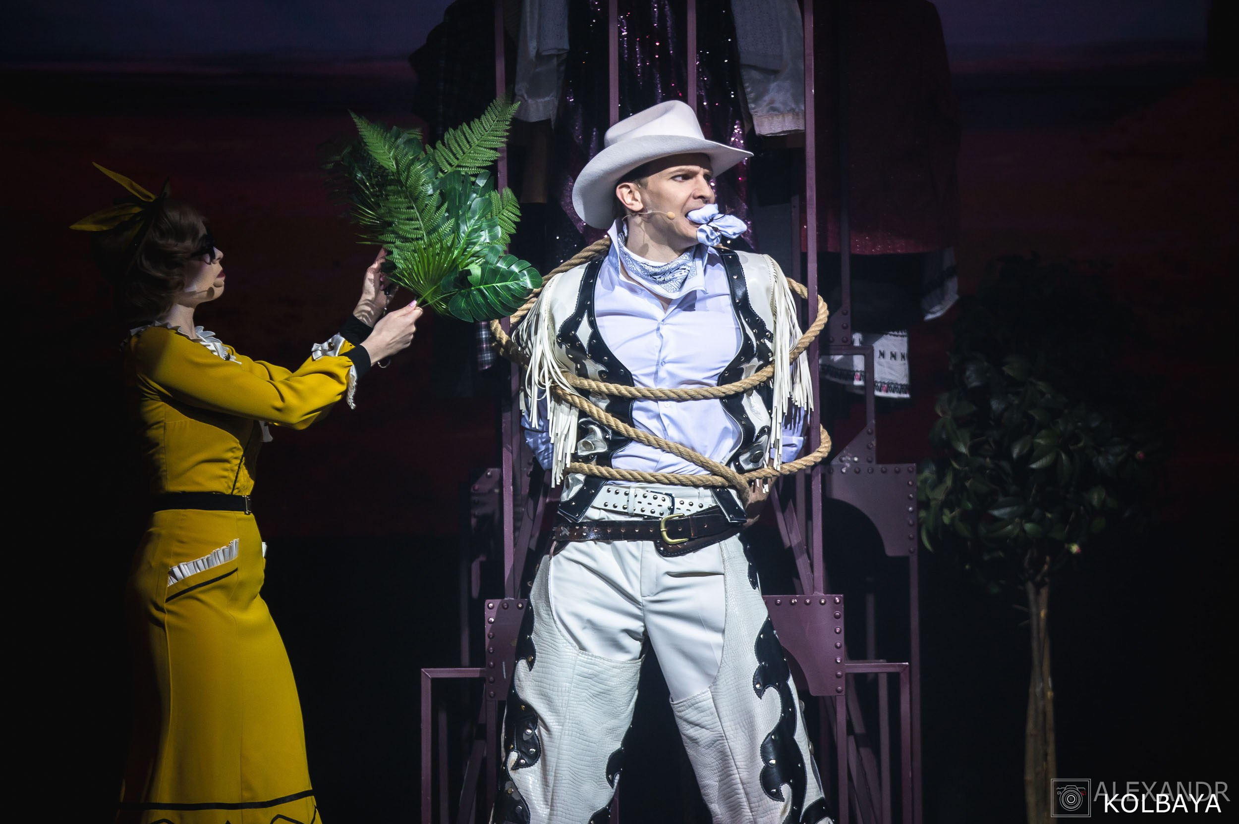 Фотографии со спектакля «Привет, я тетя Чарли». Концертный и театральный репортажный фотограф в Москве Александр Колбая