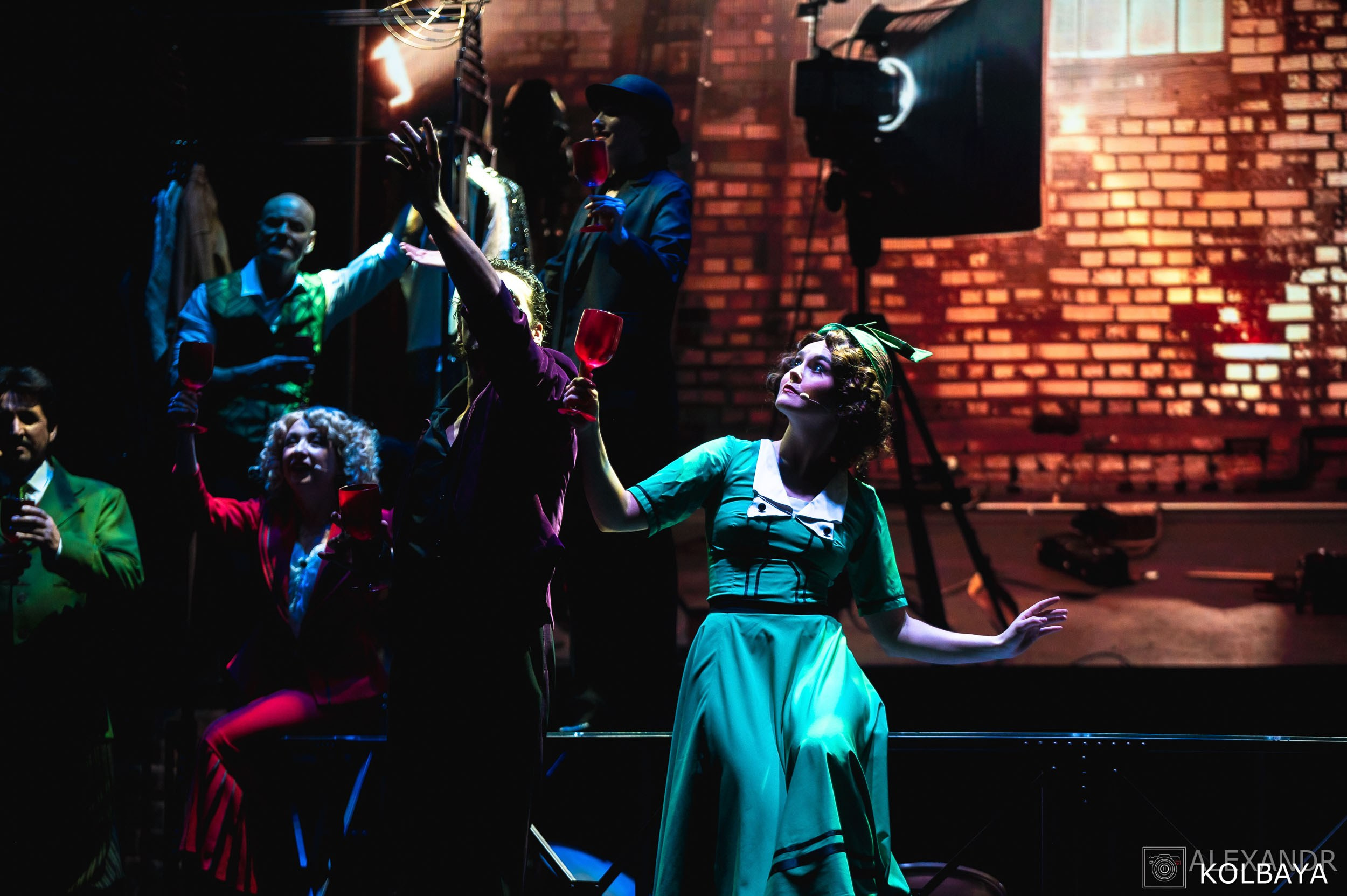 Фотографии со спектакля «Привет, я тетя Чарли». Концертный и театральный репортажный фотограф в Москве Александр Колбая