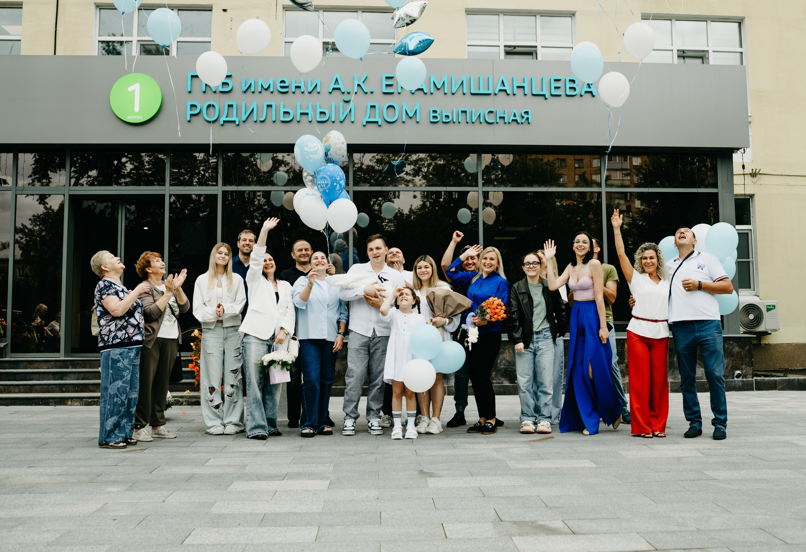 Выписка Дмитрия в ГКБ Ерамишанцева. Фотограф на выписку из роддома в Москве и МО