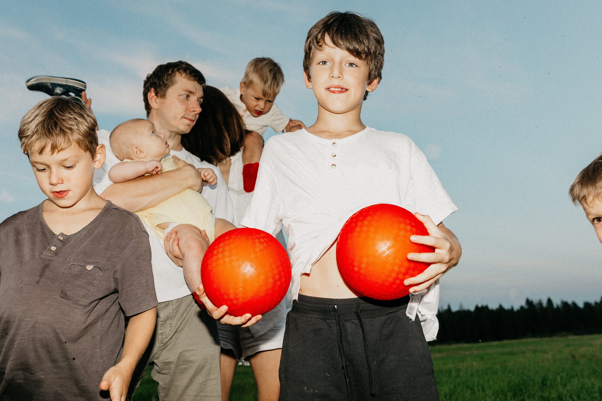 Фотосессия с красными мячами. Семейный фотограф Маша Тимофеева | Москва