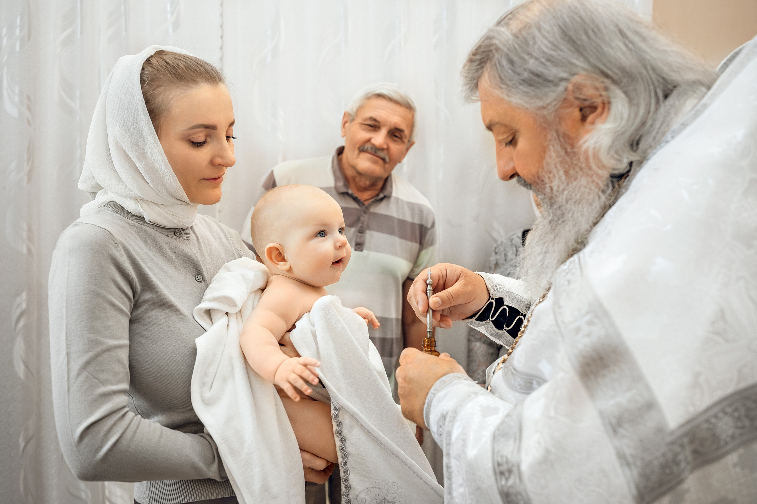 Крещение в крестильной комнате храма Покрова пресвятой Богородицы. Церковный фотограф на Таинство Крещения и Венчания в Оренбурге и Оренбургской области Екатерина Белкина