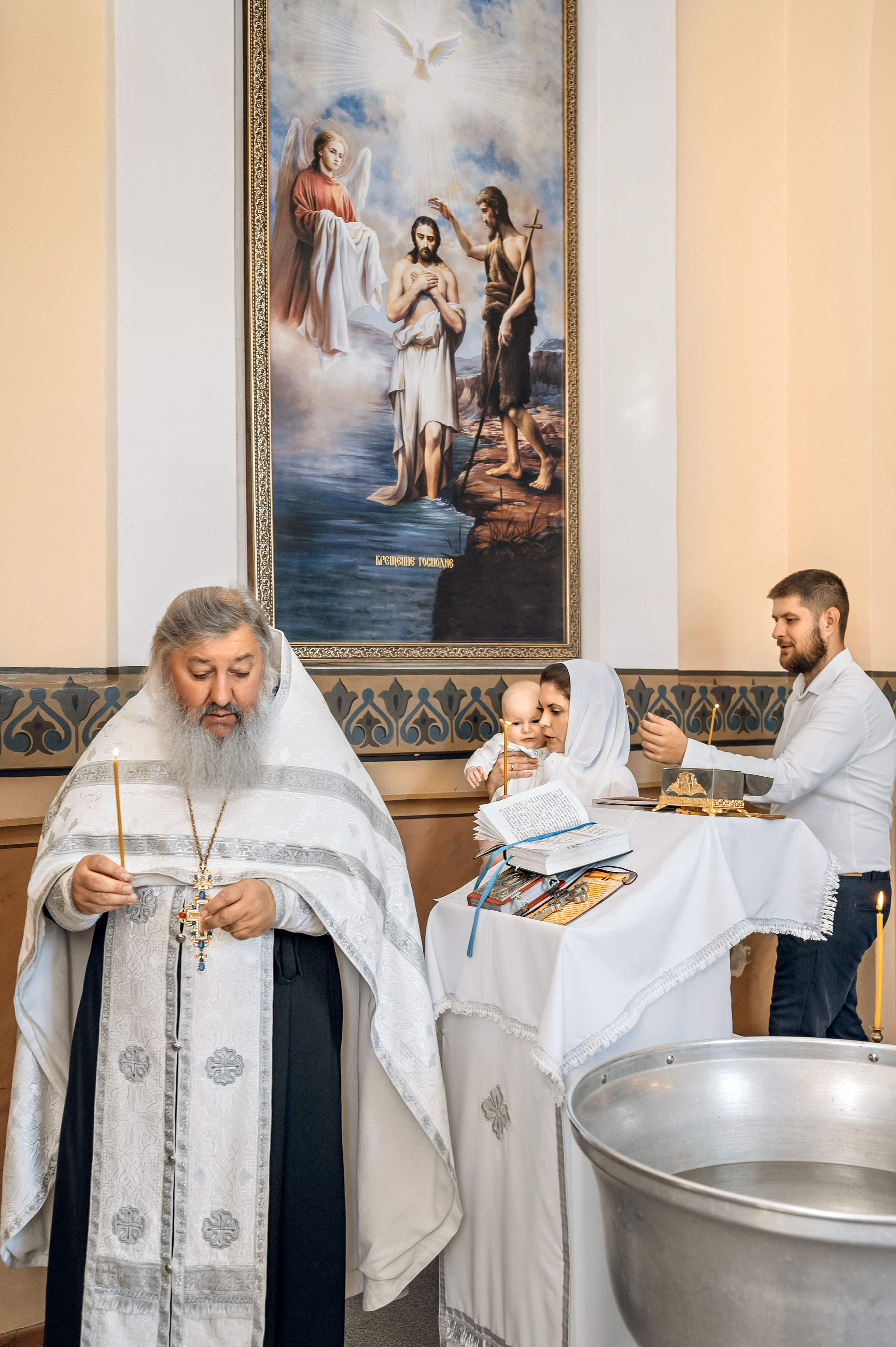 Крещение в крестильной комнате храма Покрова пресвятой Богородицы. Церковный фотограф на Таинство Крещения и Венчания в Оренбурге и Оренбургской области Екатерина Белкина