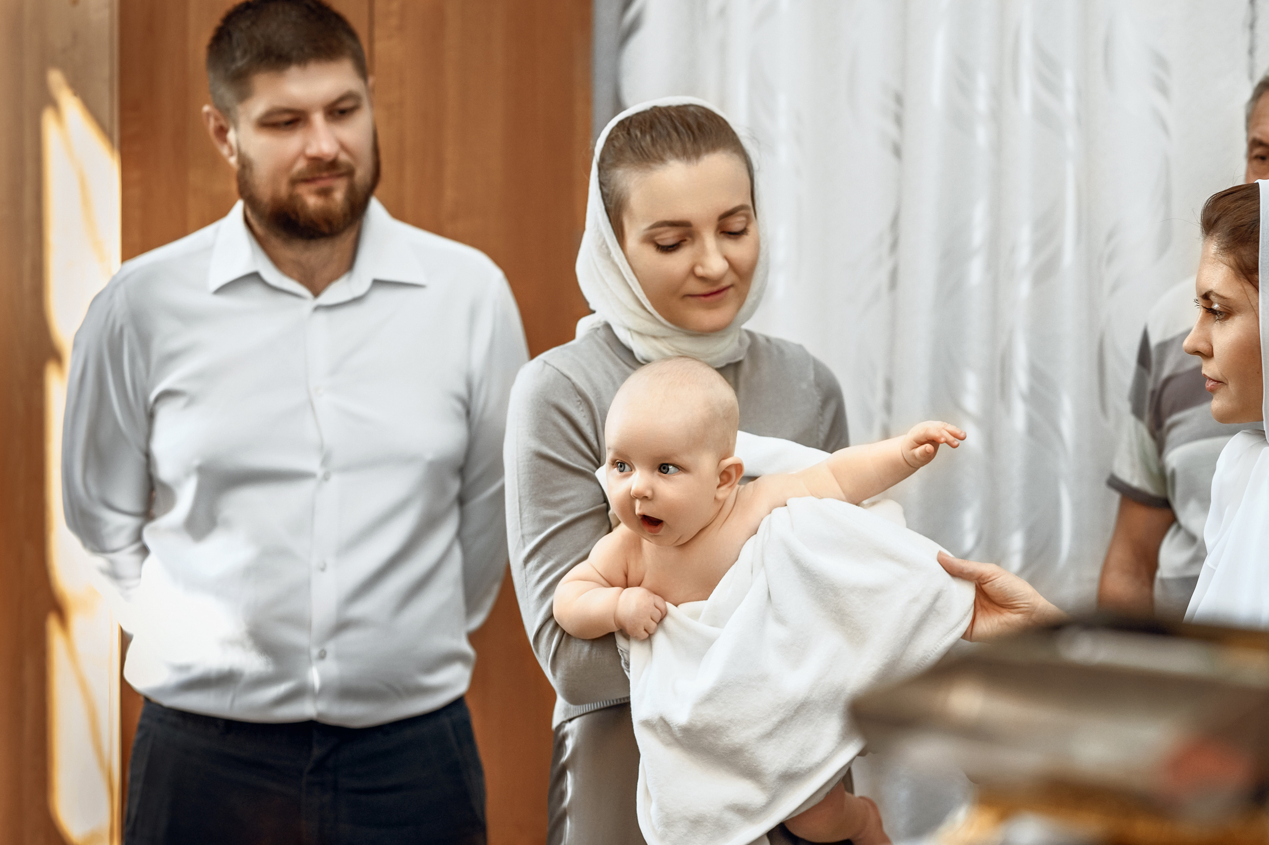 Крещение в крестильной комнате храма Покрова пресвятой Богородицы. Церковный фотограф на Таинство Крещения и Венчания в Оренбурге и Оренбургской области Екатерина Белкина