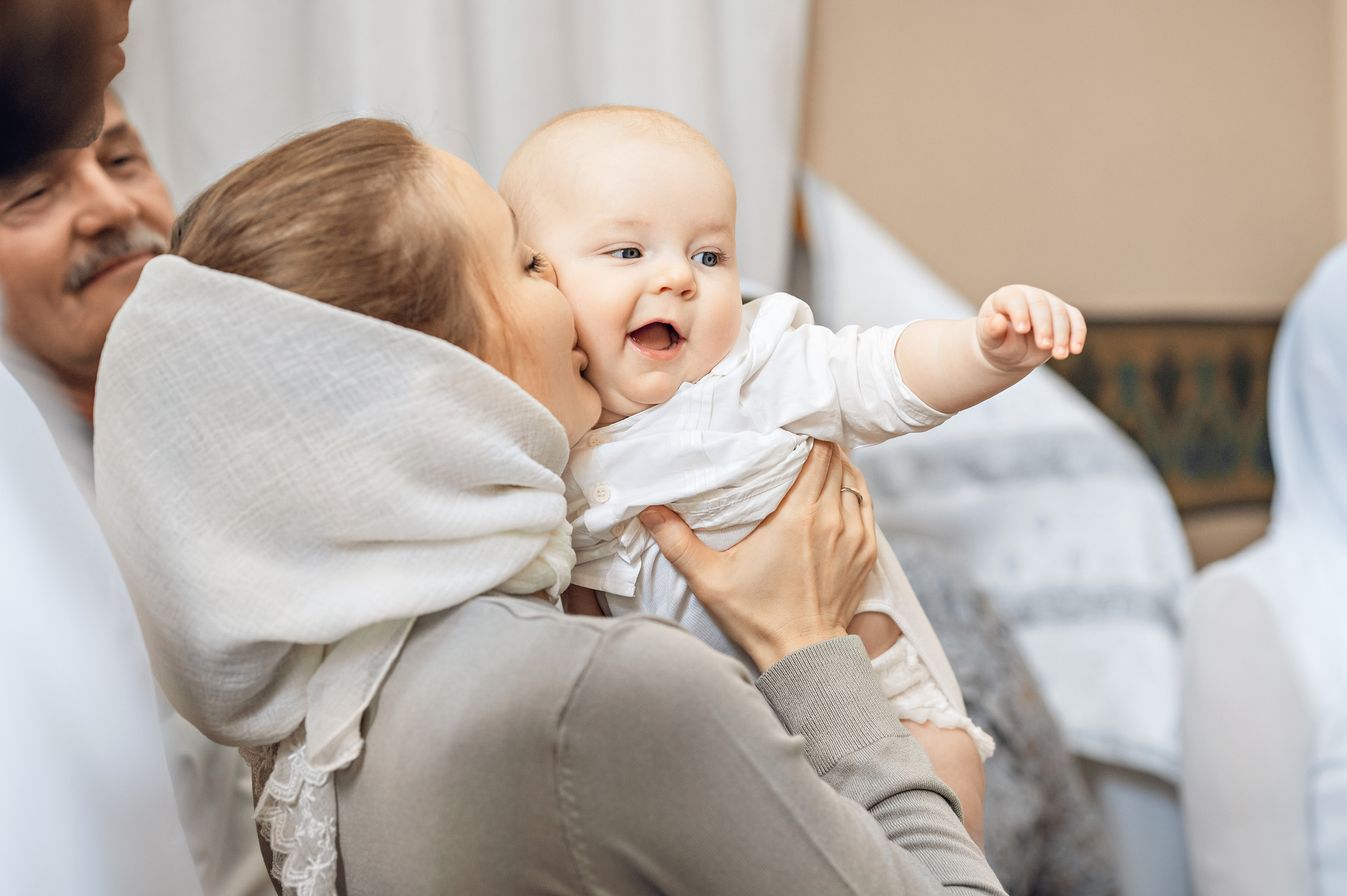 Крещение в крестильной комнате храма Покрова пресвятой Богородицы. Церковный фотограф на Таинство Крещения и Венчания в Оренбурге и Оренбургской области Екатерина Белкина