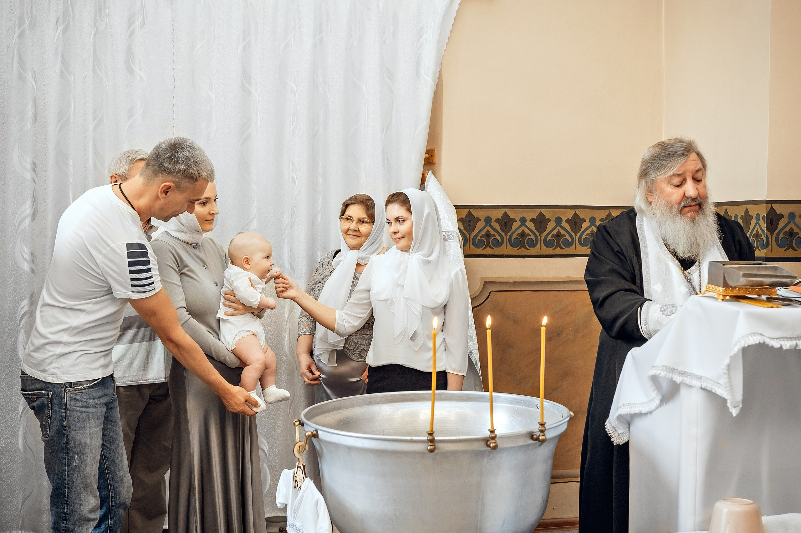 Крещение в крестильной комнате храма Покрова пресвятой Богородицы. Церковный фотограф на Таинство Крещения и Венчания в Оренбурге и Оренбургской области Екатерина Белкина