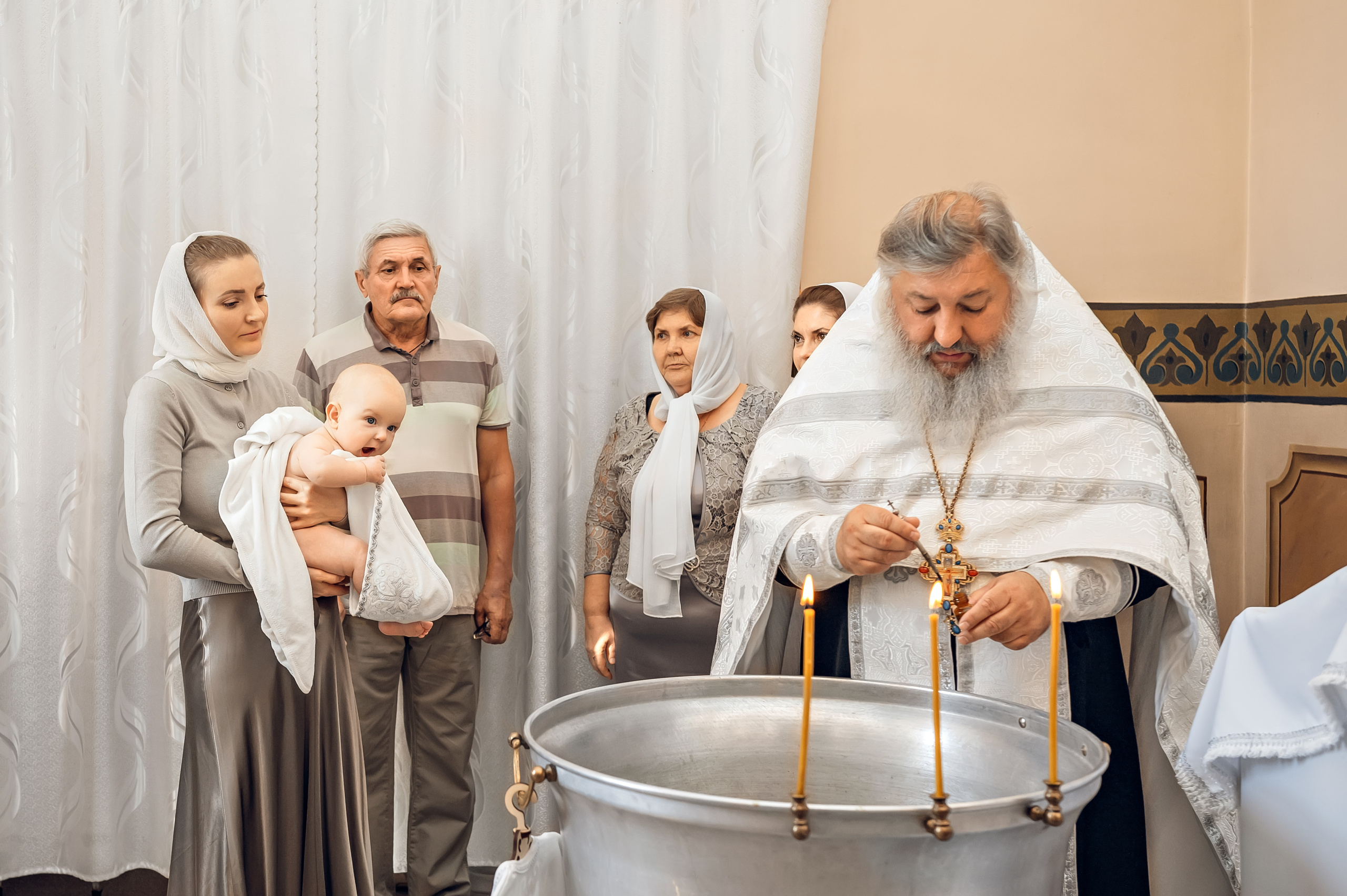 Крещение в крестильной комнате храма Покрова пресвятой Богородицы. Церковный фотограф на Таинство Крещения и Венчания в Оренбурге и Оренбургской области Екатерина Белкина