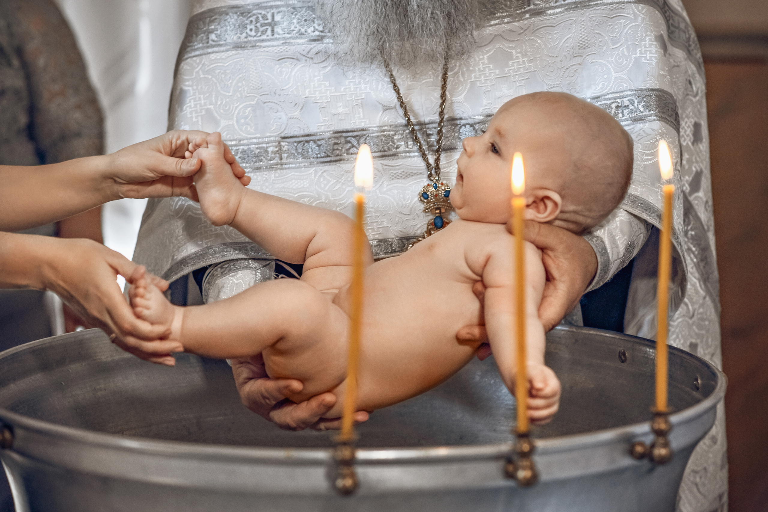 Крещение в крестильной комнате храма Покрова пресвятой Богородицы. Церковный фотограф на Таинство Крещения и Венчания в Оренбурге и Оренбургской области Екатерина Белкина