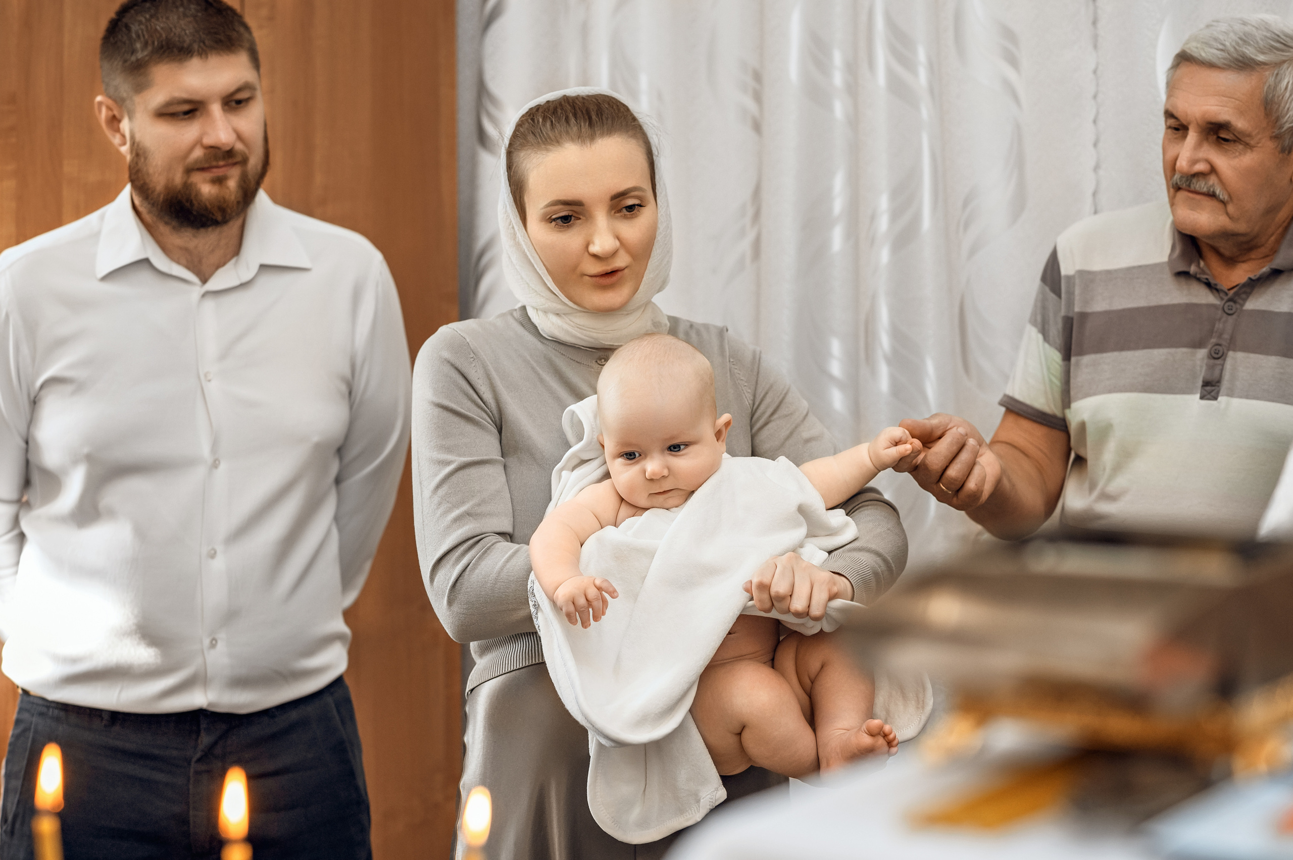 Крещение в крестильной комнате храма Покрова пресвятой Богородицы. Церковный фотограф на Таинство Крещения и Венчания в Оренбурге и Оренбургской области Екатерина Белкина