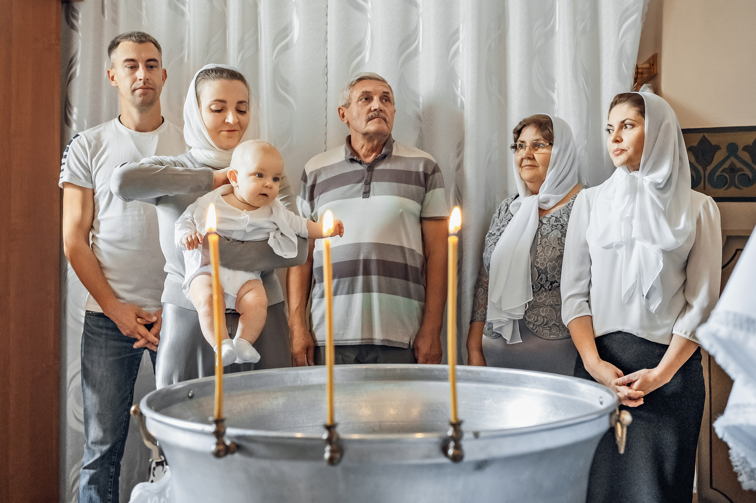 Крещение в крестильной комнате храма Покрова пресвятой Богородицы. Церковный фотограф на Таинство Крещения и Венчания в Оренбурге и Оренбургской области Екатерина Белкина