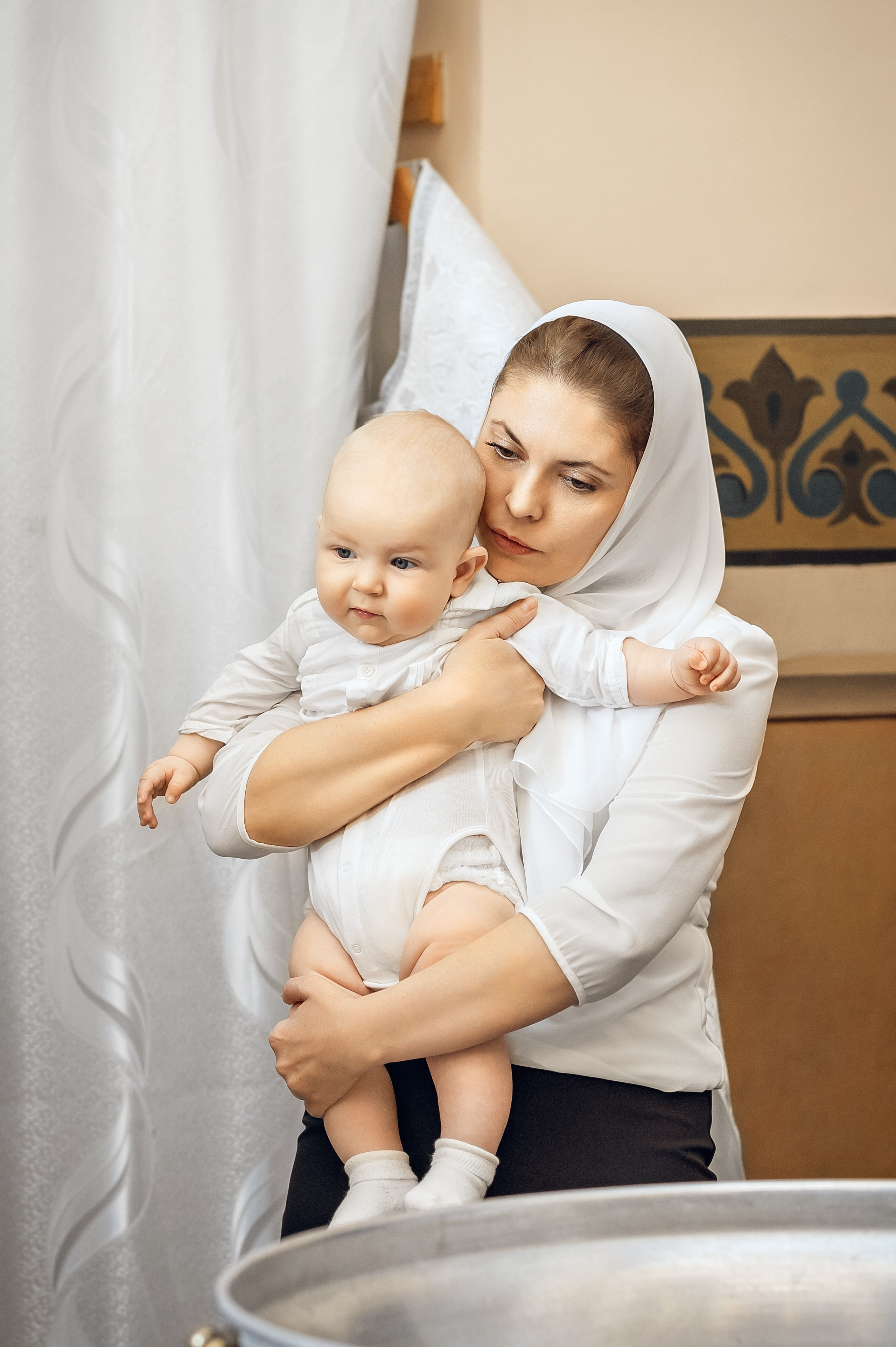 Крещение в крестильной комнате храма Покрова пресвятой Богородицы. Церковный фотограф на Таинство Крещения и Венчания в Оренбурге и Оренбургской области Екатерина Белкина