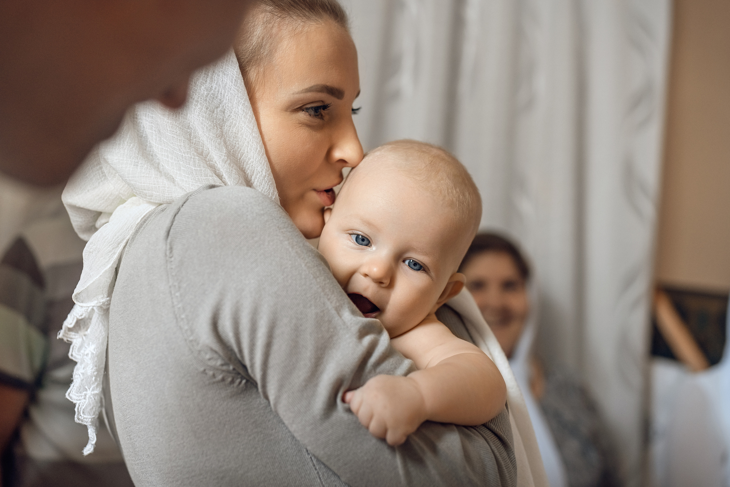 Крещение в крестильной комнате храма Покрова пресвятой Богородицы. Церковный фотограф на Таинство Крещения и Венчания в Оренбурге и Оренбургской области Екатерина Белкина