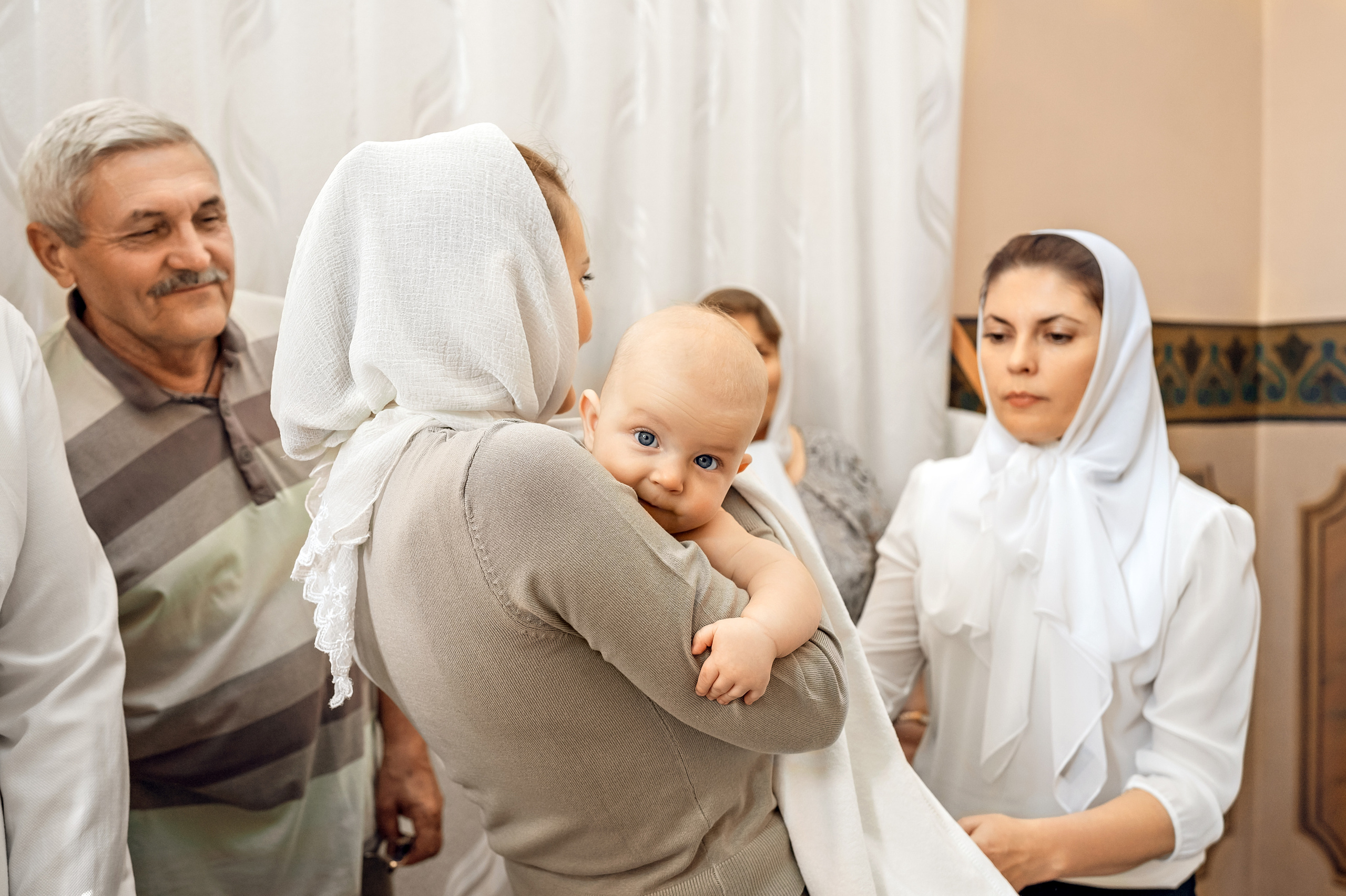 Крещение в крестильной комнате храма Покрова пресвятой Богородицы. Церковный фотограф на Таинство Крещения и Венчания в Оренбурге и Оренбургской области Екатерина Белкина