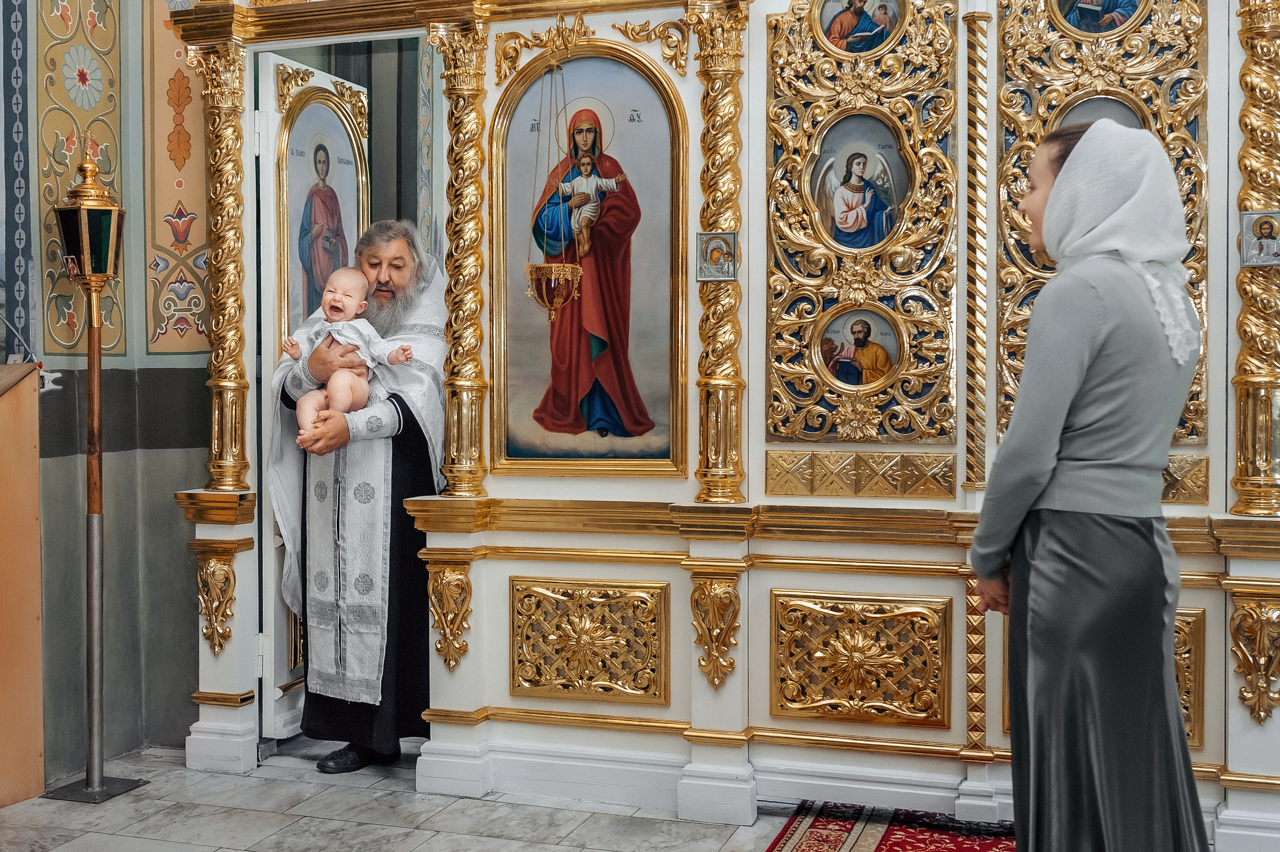 Крещение в крестильной комнате храма Покрова пресвятой Богородицы. Церковный фотограф на Таинство Крещения и Венчания в Оренбурге и Оренбургской области Екатерина Белкина