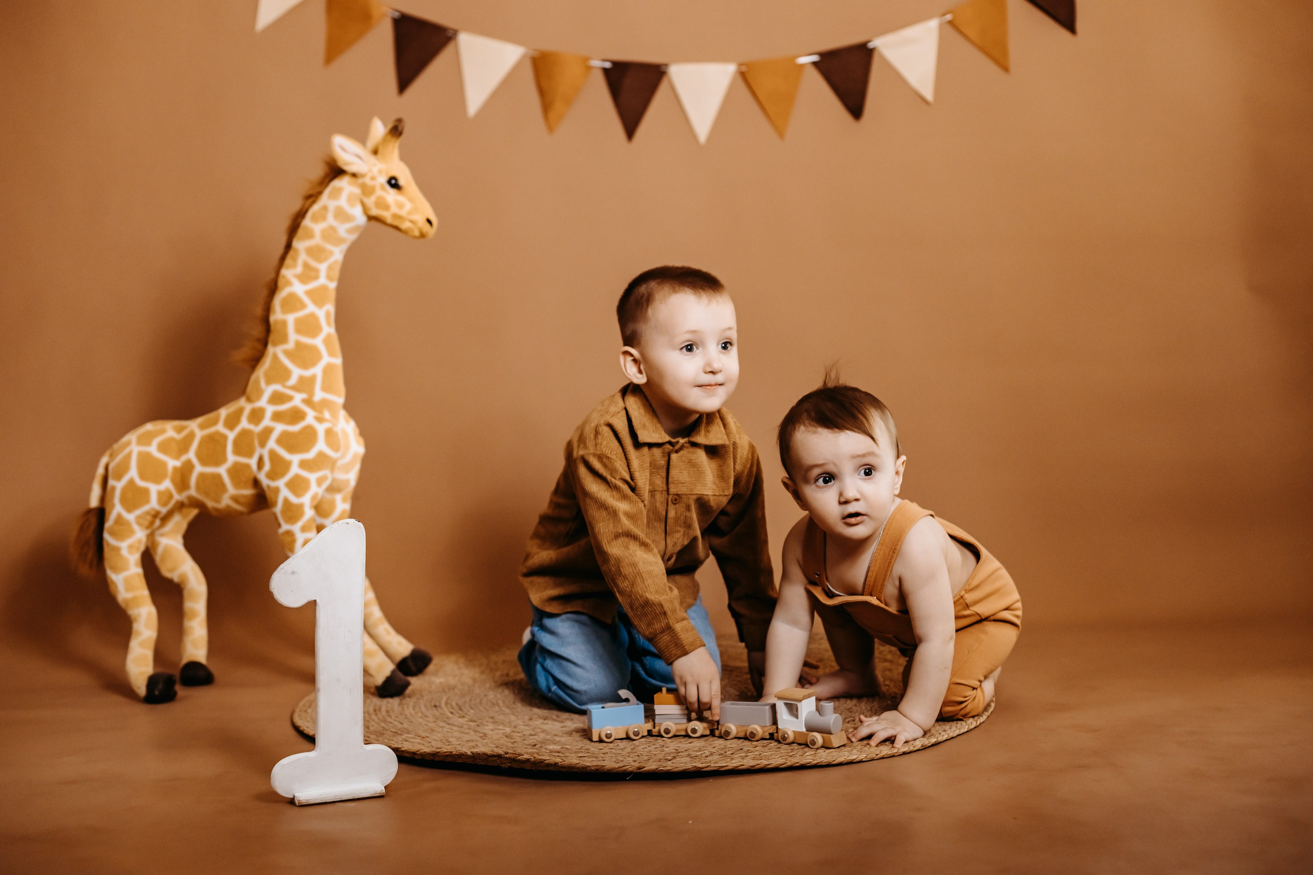 Запечатлённые мгновения первой годовщины: семья, любовь и счастье в каждом кадре