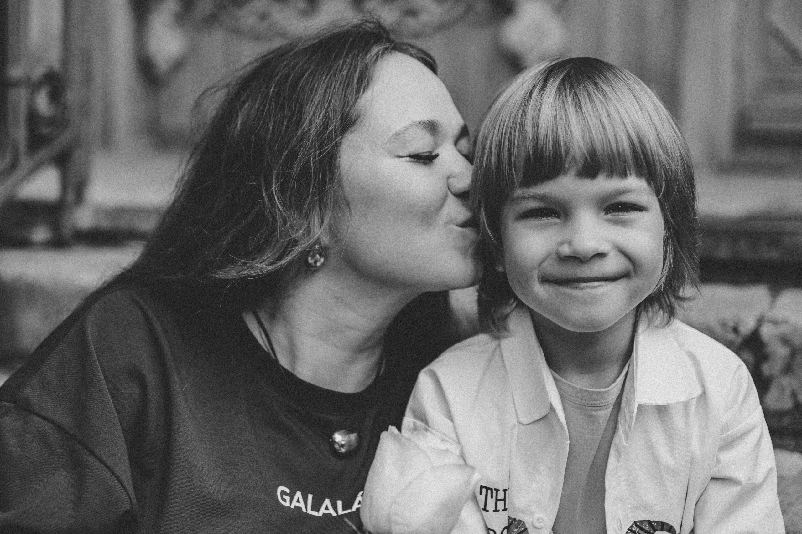 Мама и сын на фоне Дома Художников — Рыбинск, август, семейная съёмка