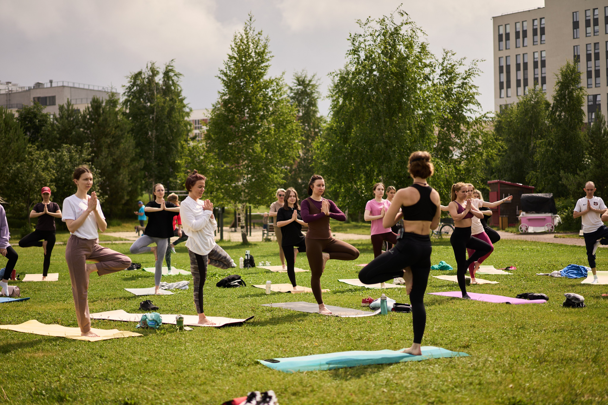 Репортажная съемка занятия йоги в парке. Фотограф Екатеринбург Кокшарова Александра