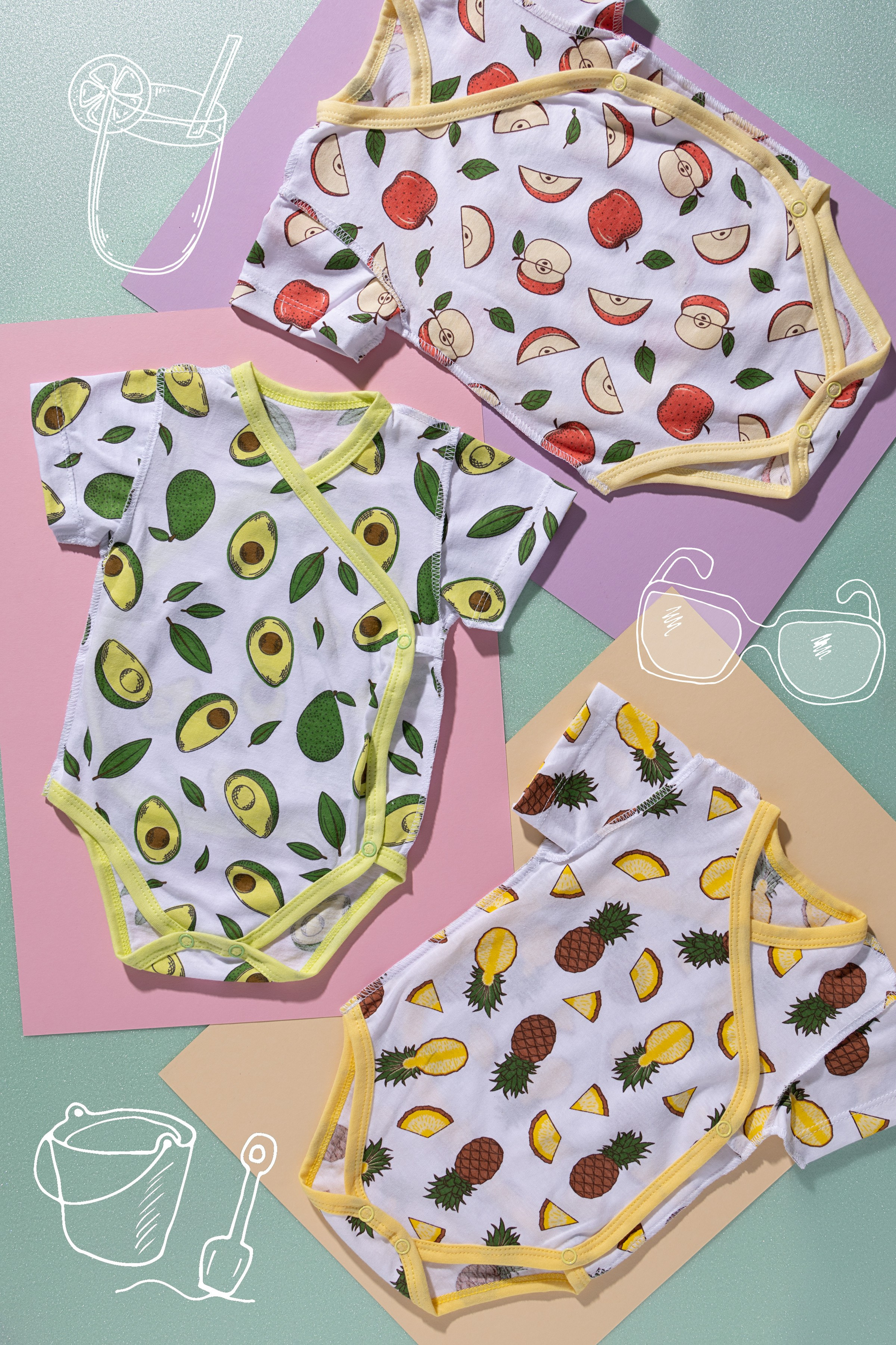 Комплекты детской одежды на цветном фоне | Фото для интернет-магазина