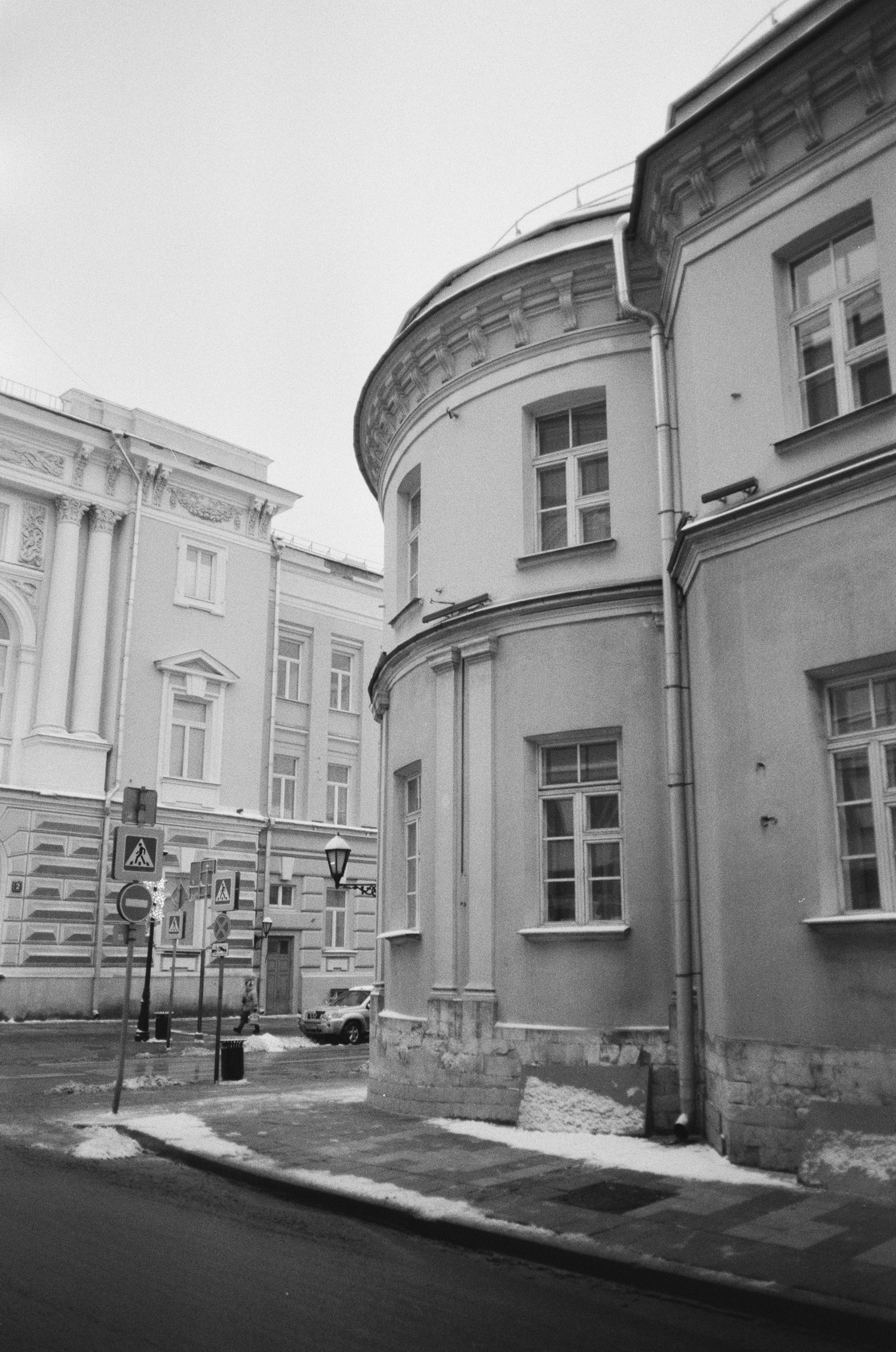 Воздвиженка / Voigtlander Bessa-T — Ultron 28 mm f2 / Fomapan 400 BW