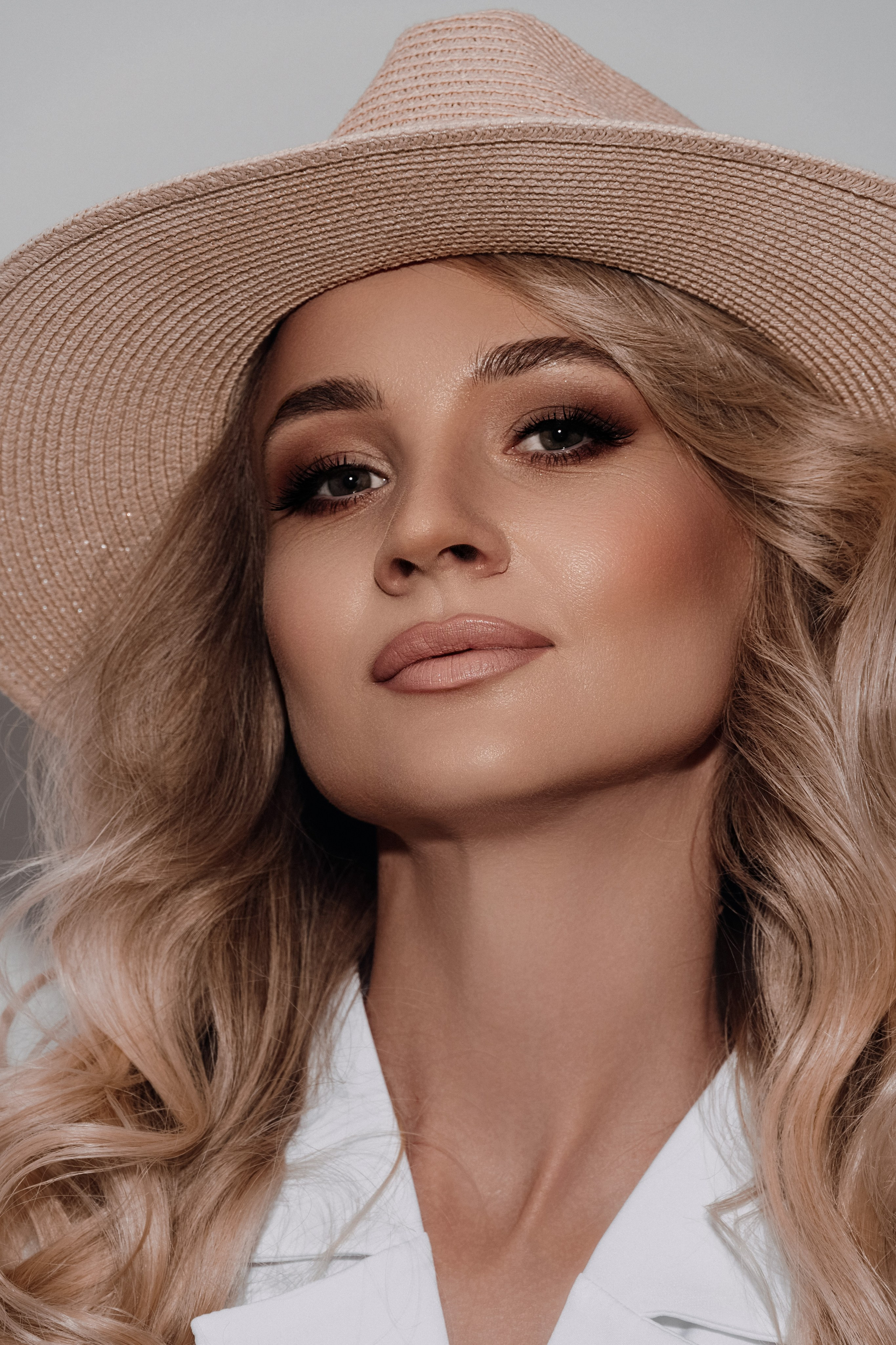 портрет девушки в шляпе