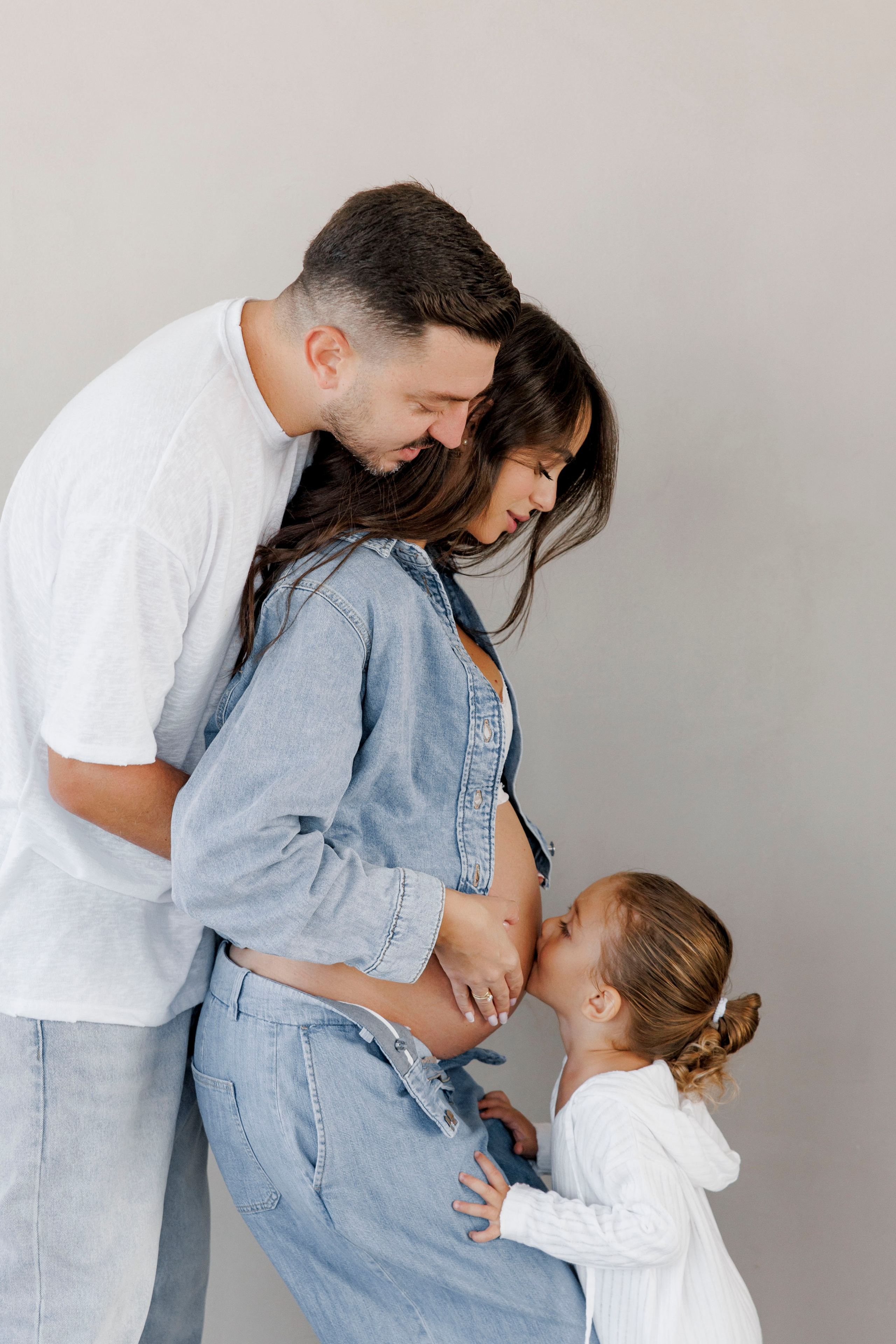 Pregnancy photoshoot inside the studio in Tel Aviv. Главная