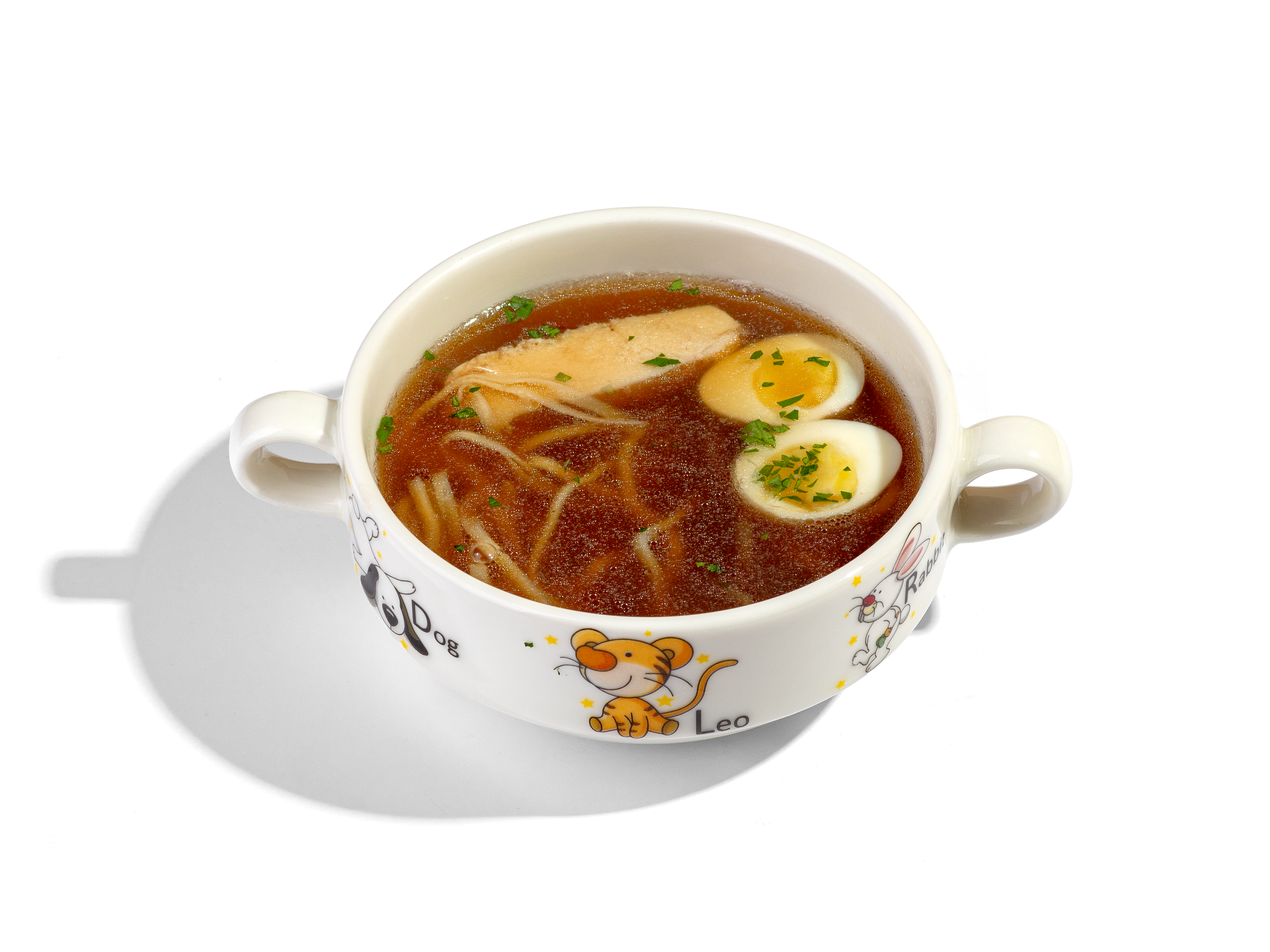 СУП С ЦЫЛЕНКОМ И ПЕРЕПЕЛИНЫМ ЯЙЦОМ — 390Р. Суп на курином бульоне с цыпленком, лапшой, перепелиным яйцом. Украшается петрушкой. 