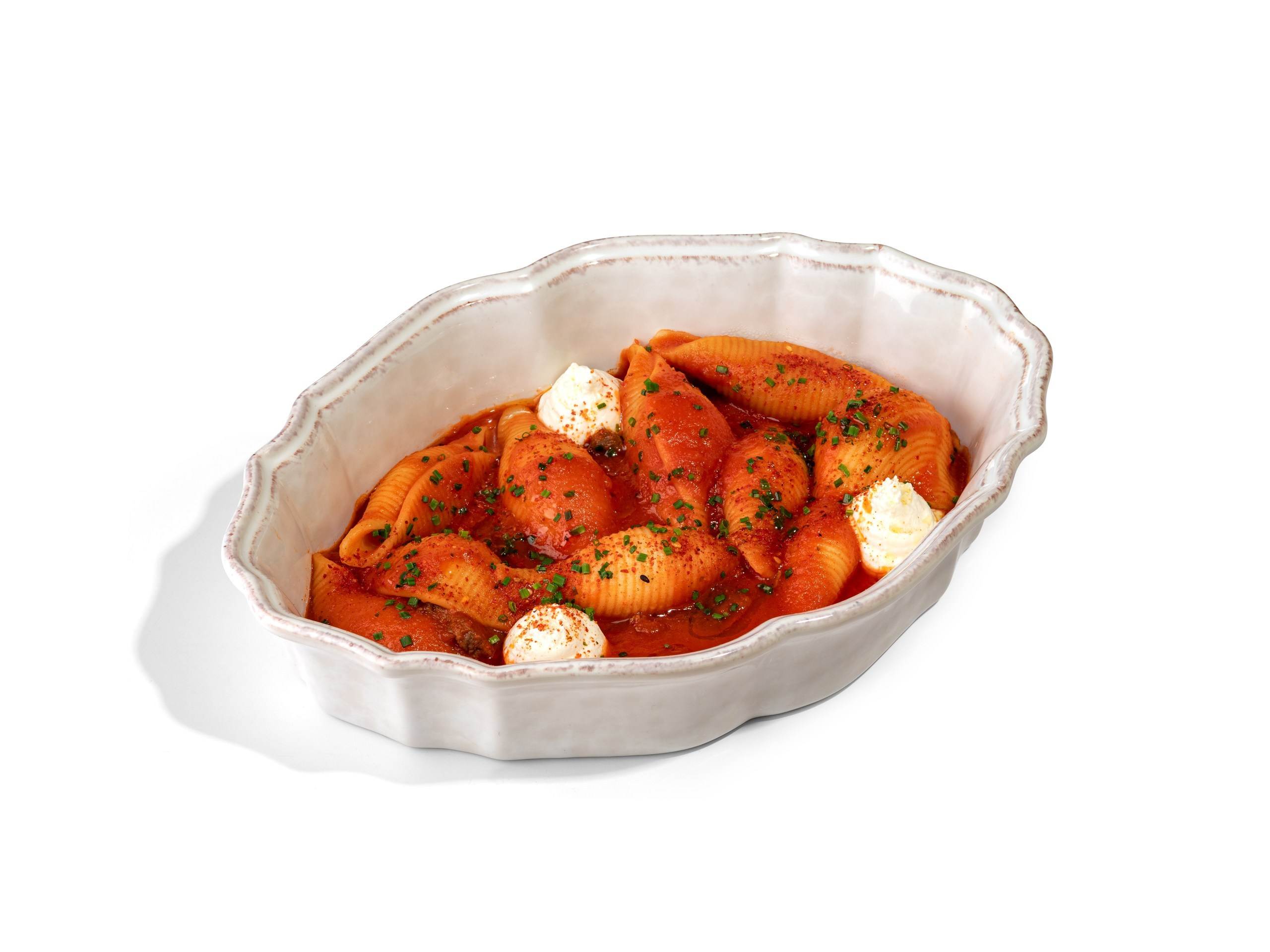 ПАСТА-РАКУШКИ С ТЕЛЯТИНОЙ В ПРЯНОМ СОУСЕ 1200₽. Паста-ракушки аль денте с обжаренной говяжьей вырезкой в пряном томатном соусе, с добавлением нежного творожного крема. Остроту во вкусе придает смесь специй шичими и масло чили, а завершает подачу свежий лук сибулет.