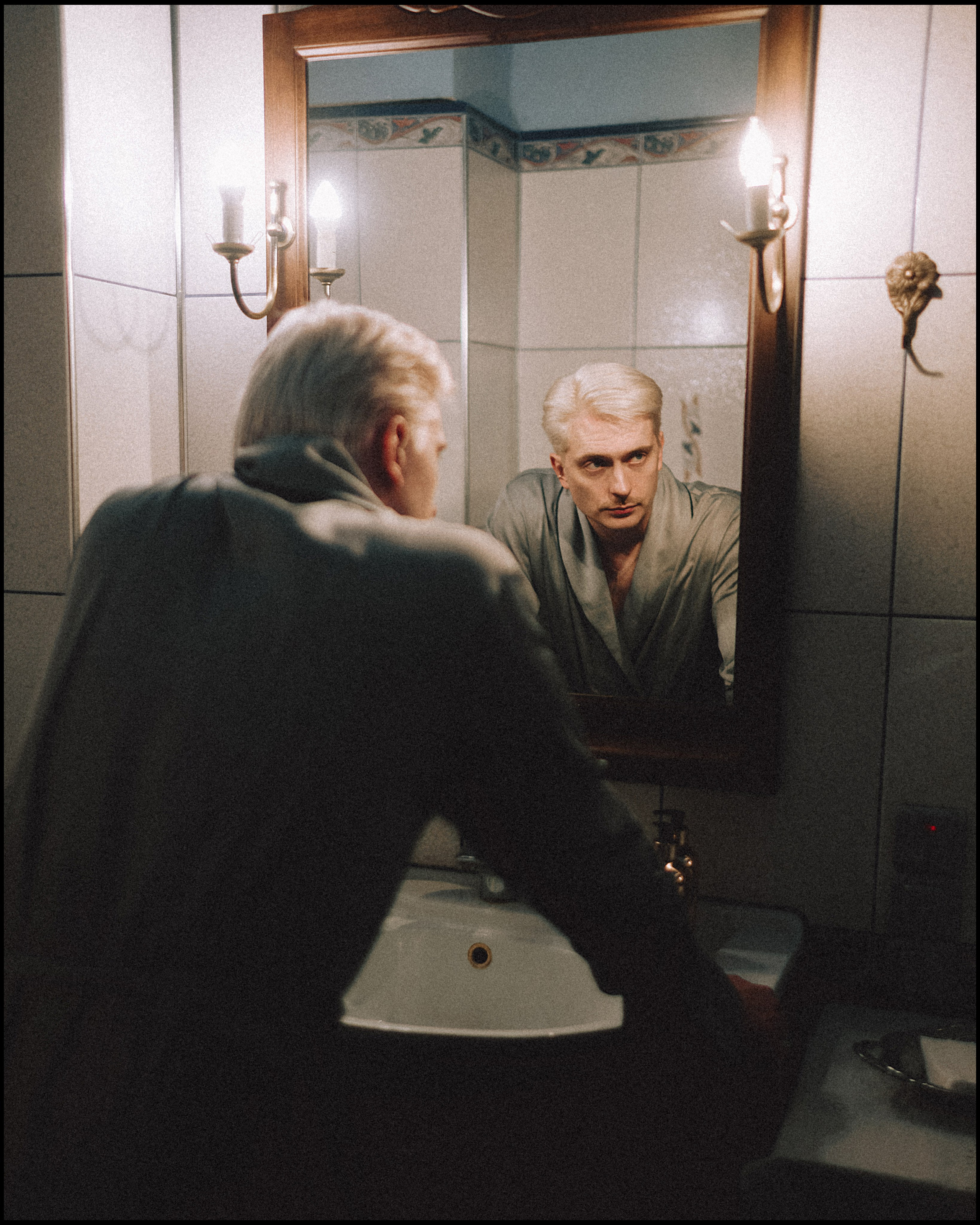 Портретная фотосессия мужчины в квартире в москве