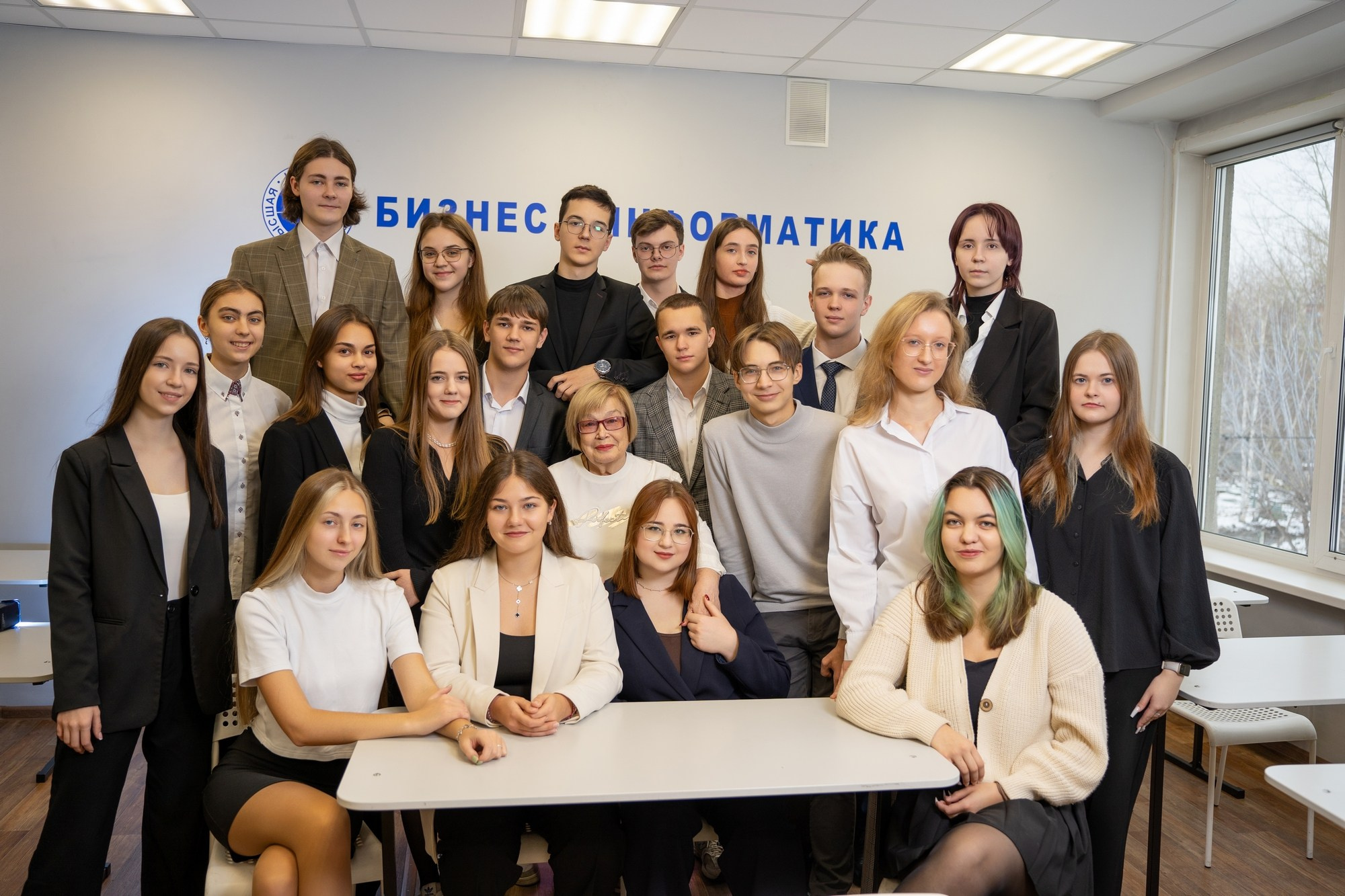 Фотосессия в 7 лицее с цветными фильтрами. СИГМА | Студия выпускных альбомов Красноярск