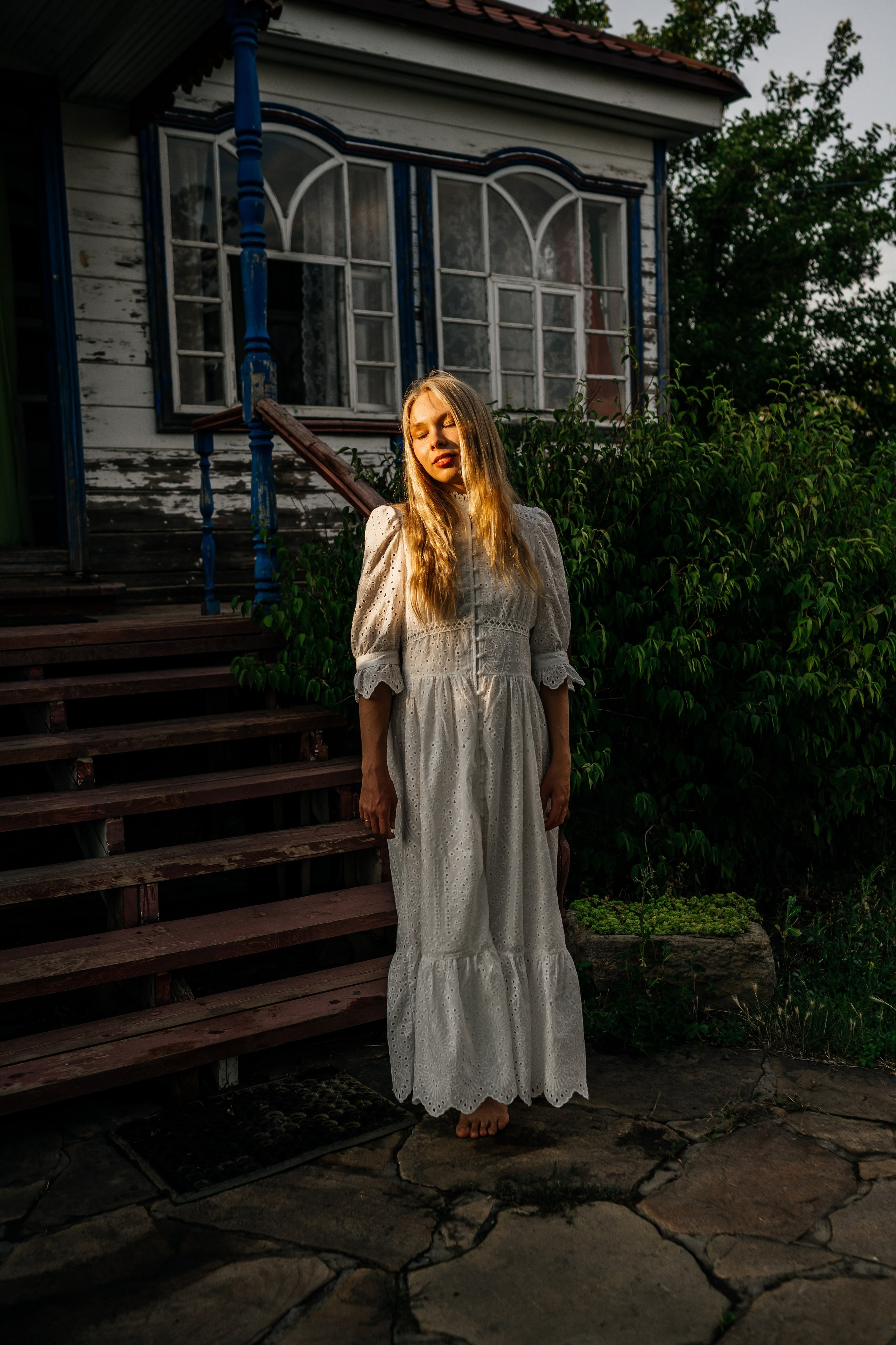 Девушка русская летом в деревне на природе. Фотограф в Каменске-Шахтинском Ольга Сагал