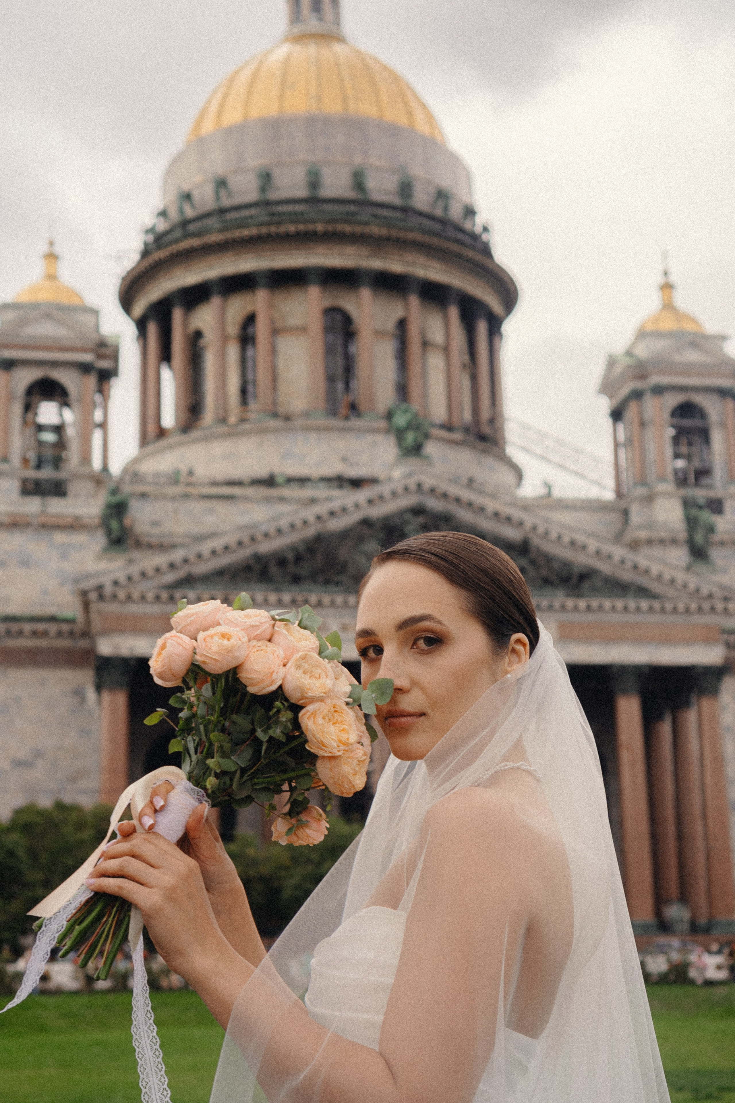 СВАДЕБНАЯ ПРОГУЛКА В САНТК-ПЕТЕРБУРГЕ (ИСАКИЕВСКИЙ СОБОР, ЗИМНЯЯ КАНАВКА, ЭРМИТАЖ И БОЛЬШАЯ МОРСКАЯ УЛИЦА). Профессиональный фотограф, Санкт-Петербург — Виктория Богомолова