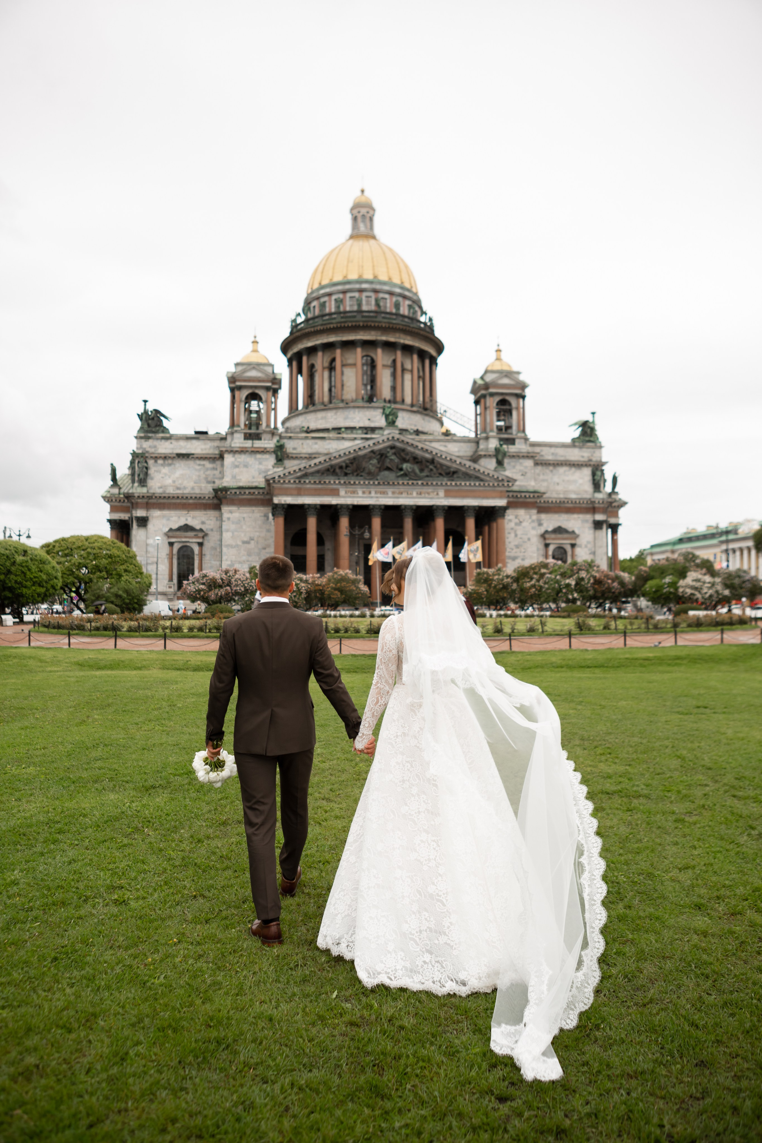 Свадебная фотосессия у Исаакиевского собора на лужайке.