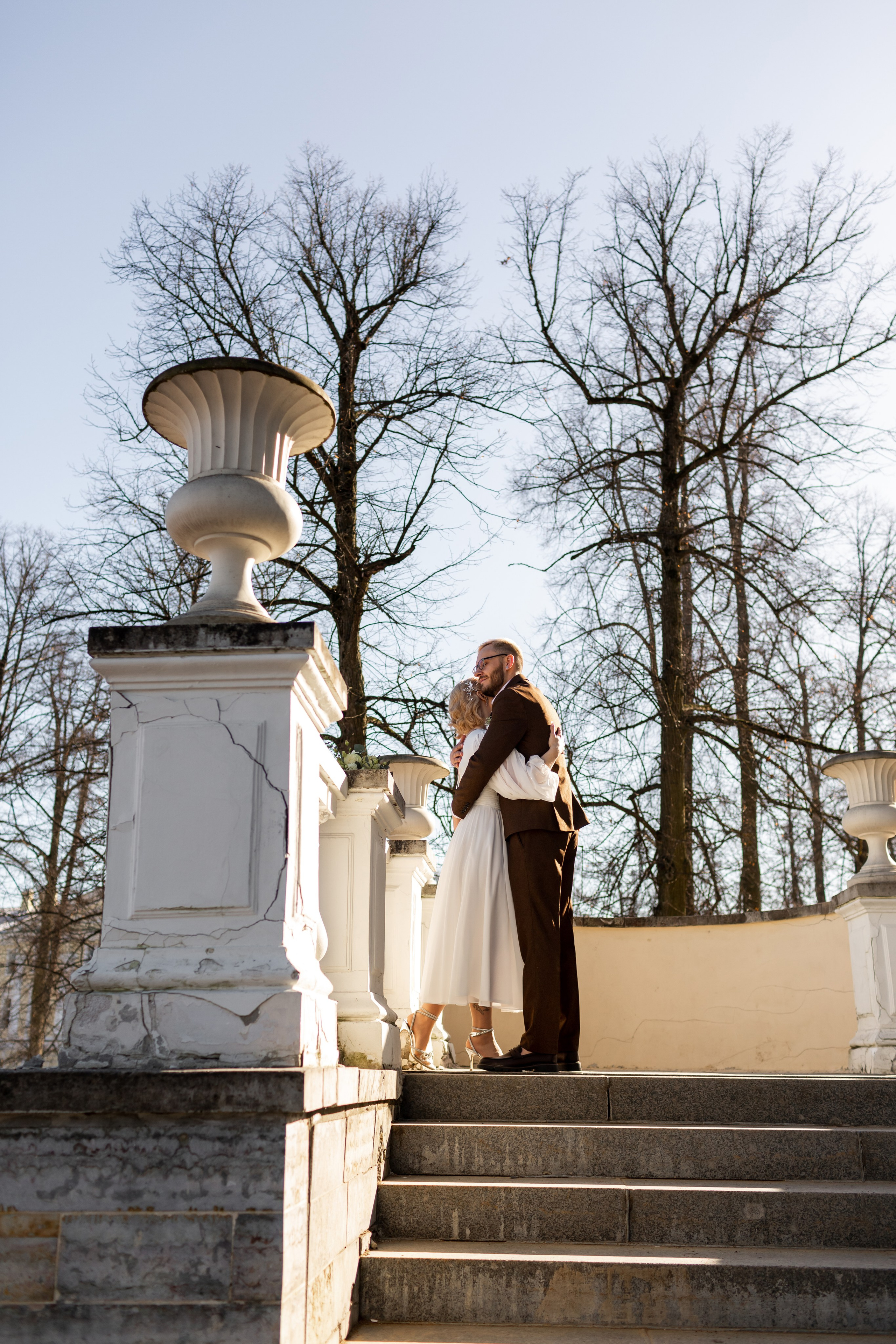 Молодожены на входе в загс Пушкина