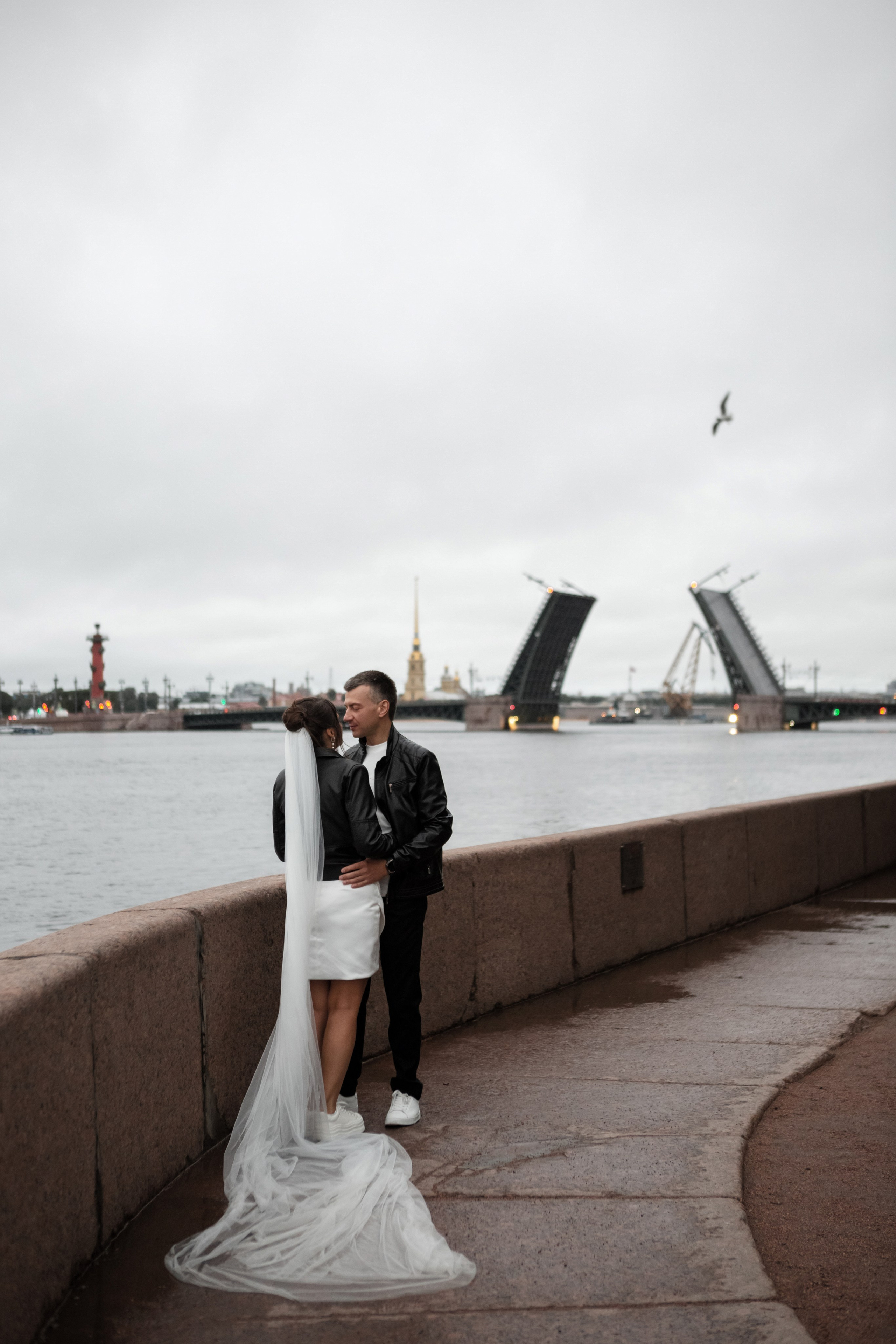 Свадебная фотопрогулка в ночном Петербурге