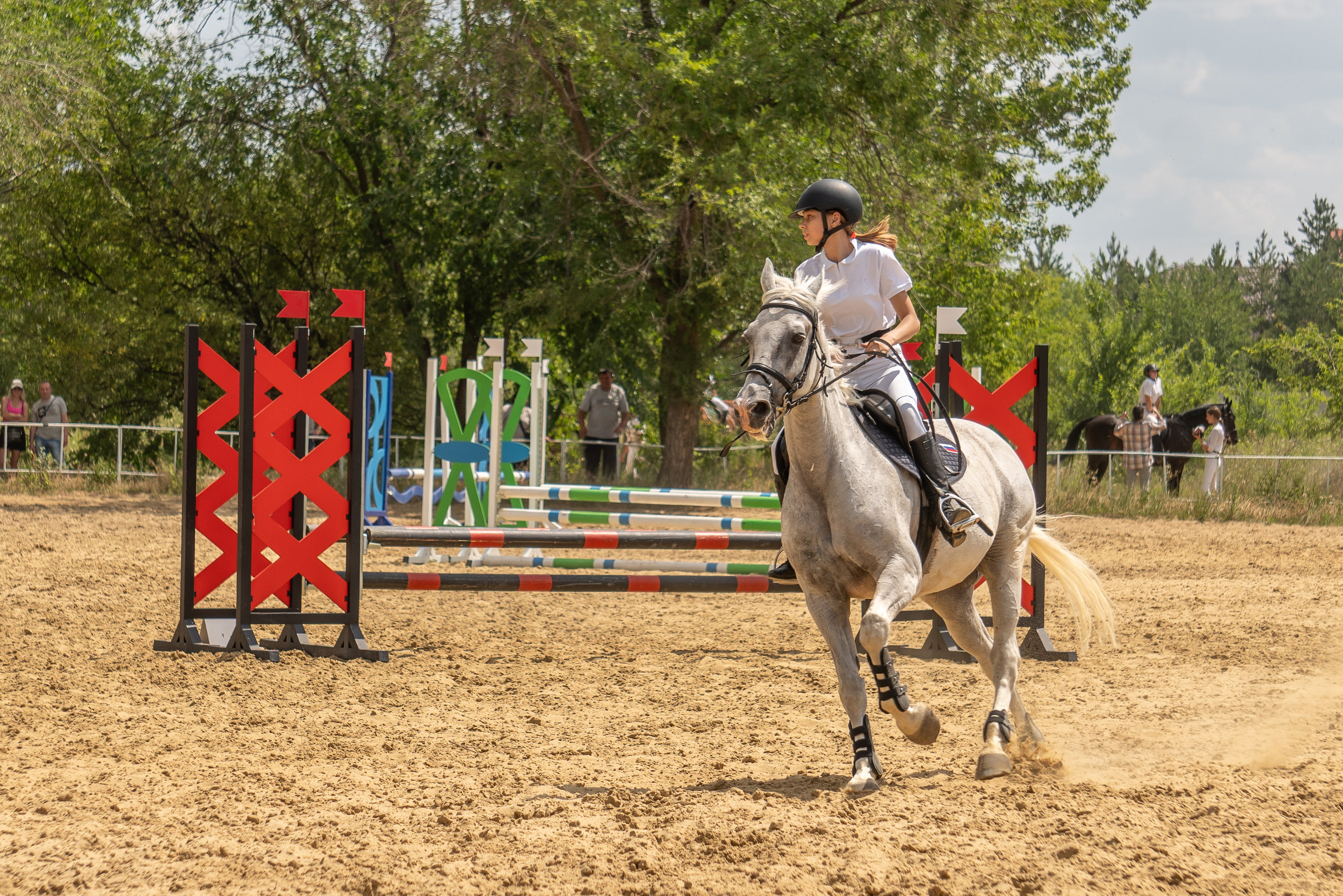 Жокей на лошади на соревнованиях в Луганске