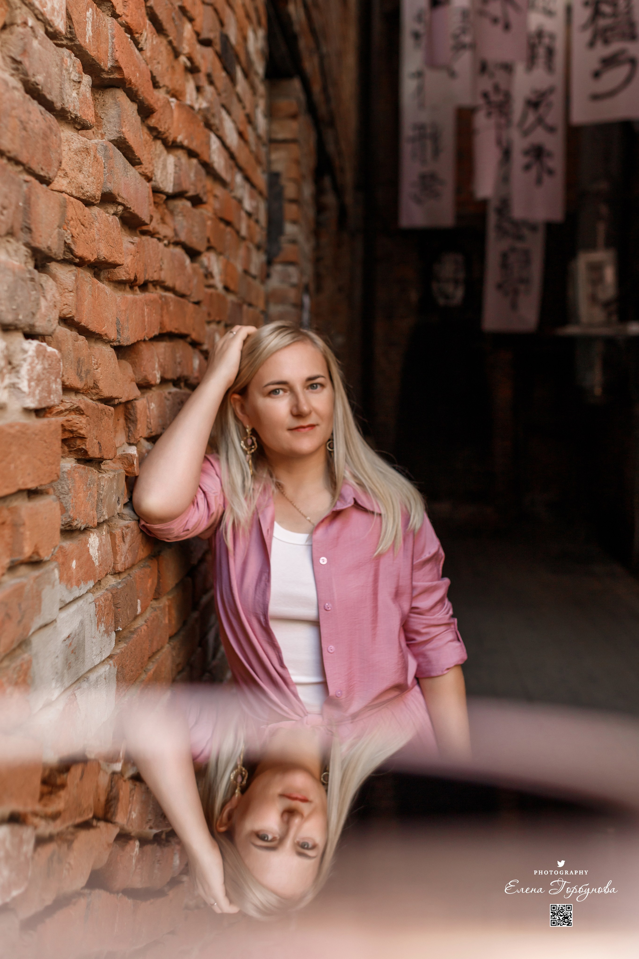 отражение девушки в зеркале на фотосессии в перми