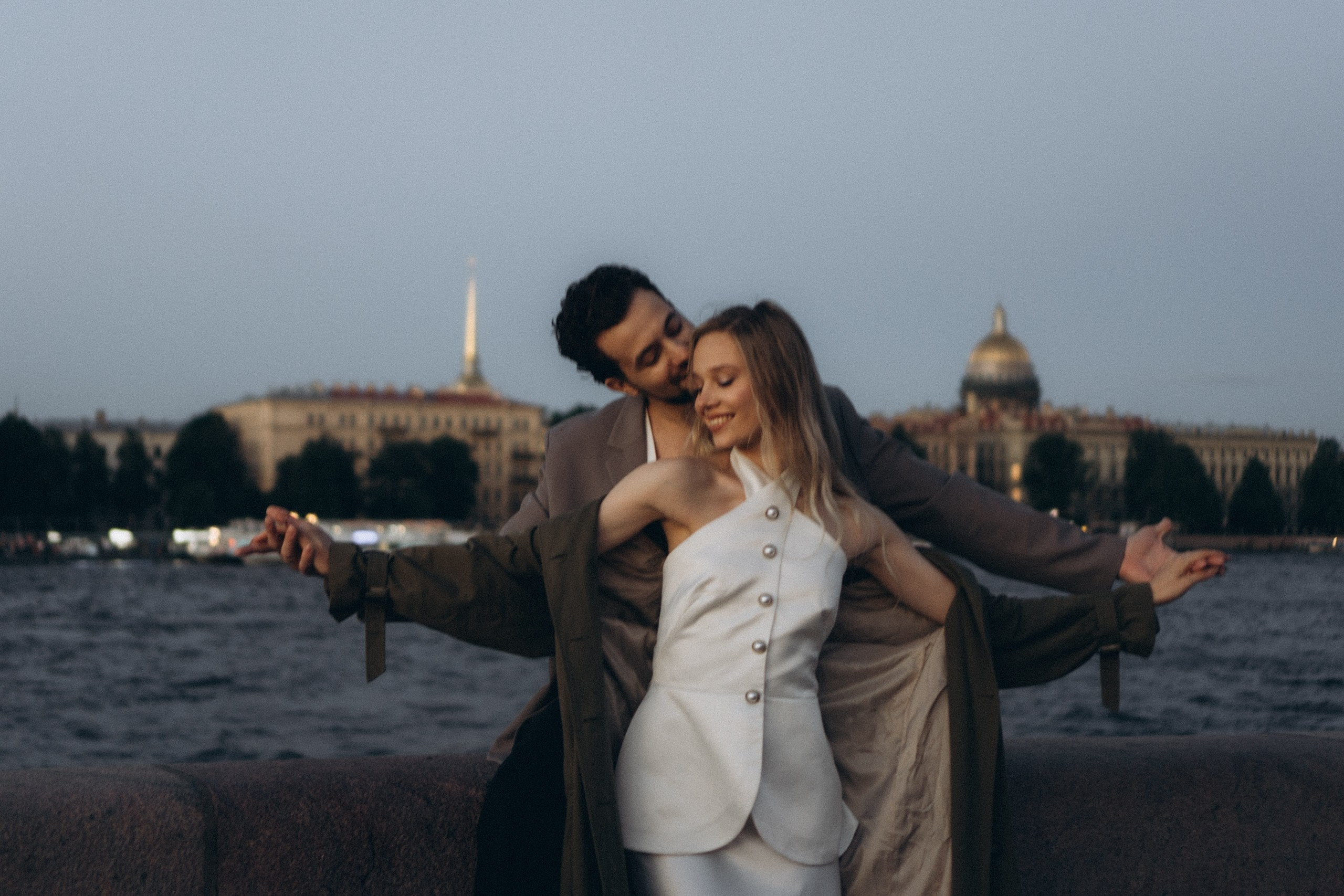 СВАДЕБНАЯ СЬЕМКА ПАРЫ НА РАССВЕТЕ В БЕЛЫЕ НОЧИ И ПРОГУЛКА С РАЗВОДНЫМИ МОСТАМИ И ПИКНИК ВОЗЛЕ ИСАКИЕВСКОГО СОБОРА. Профессиональный фотограф, Санкт-Петербург — Виктория Богомолова