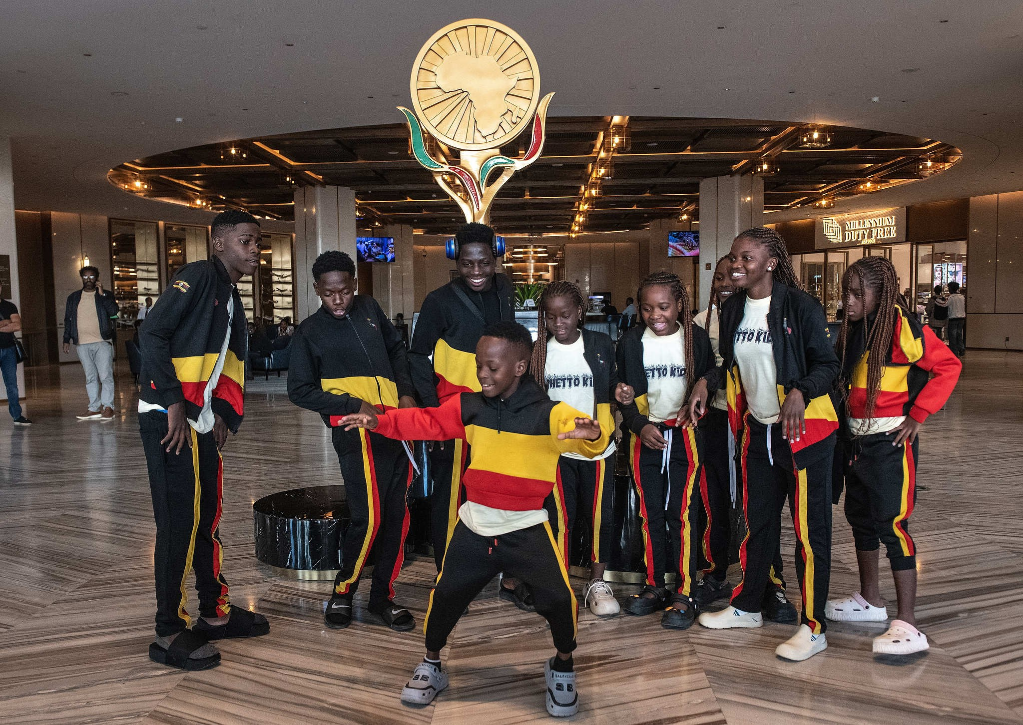 танцевальные группы детей из&nbsp;Уганды Masaka Kids и&nbsp;Ghetto Kids.