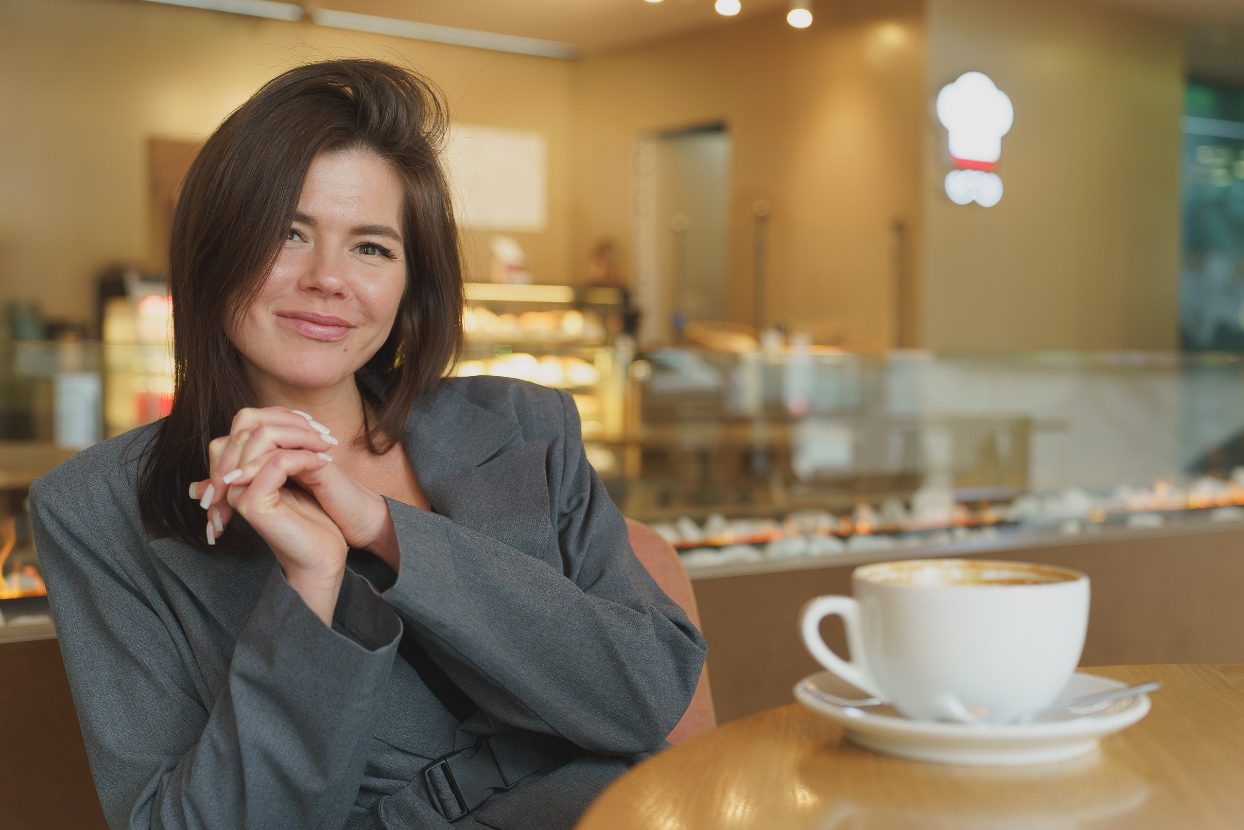 Портреты в кафе — стильные бизнес-портреты для блогера | Профессиональный портретный фотограф Екатеринбург