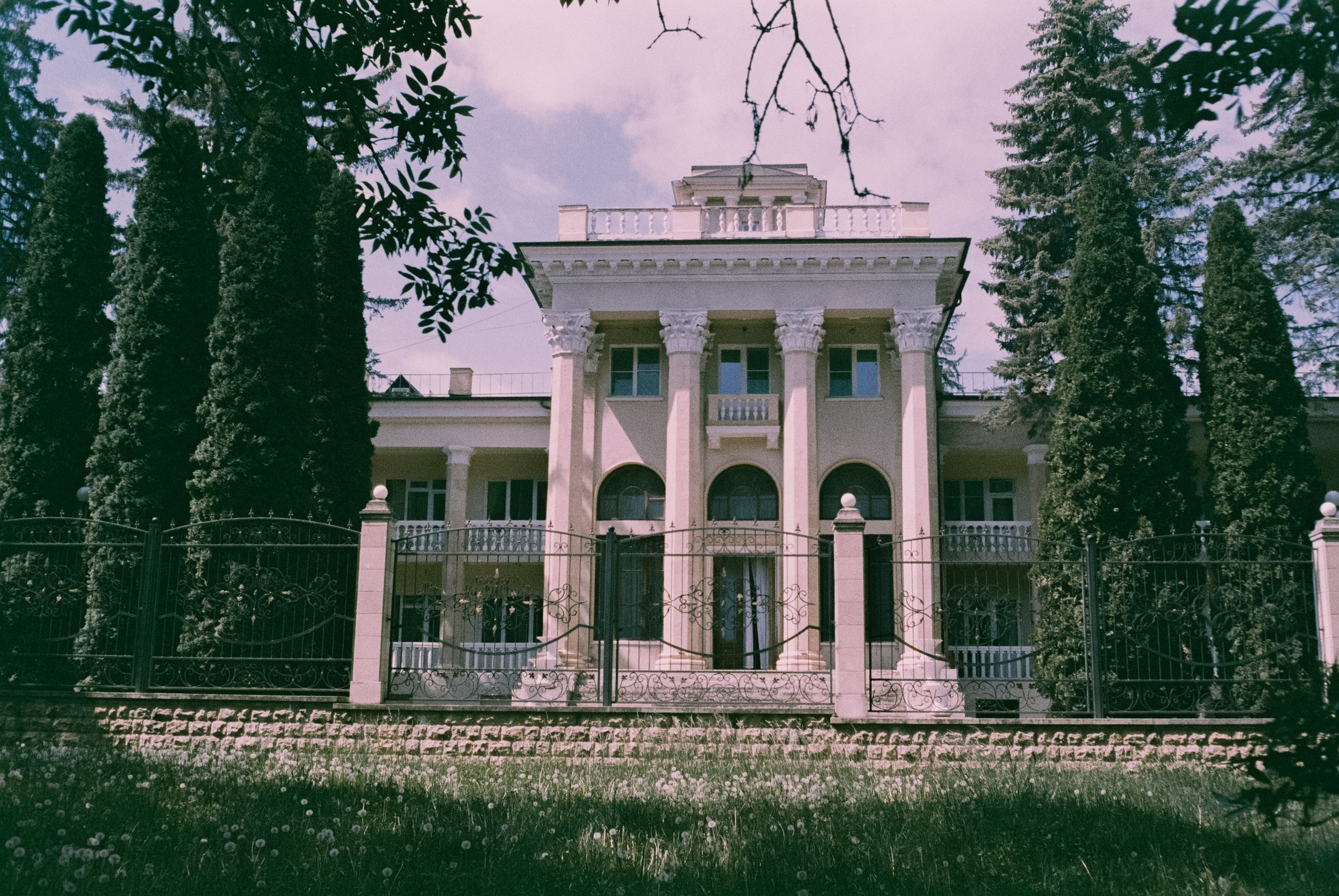 Кисловодск 11 мая / Fujicolor Superia 200 (просрочка) / Minox 35GT