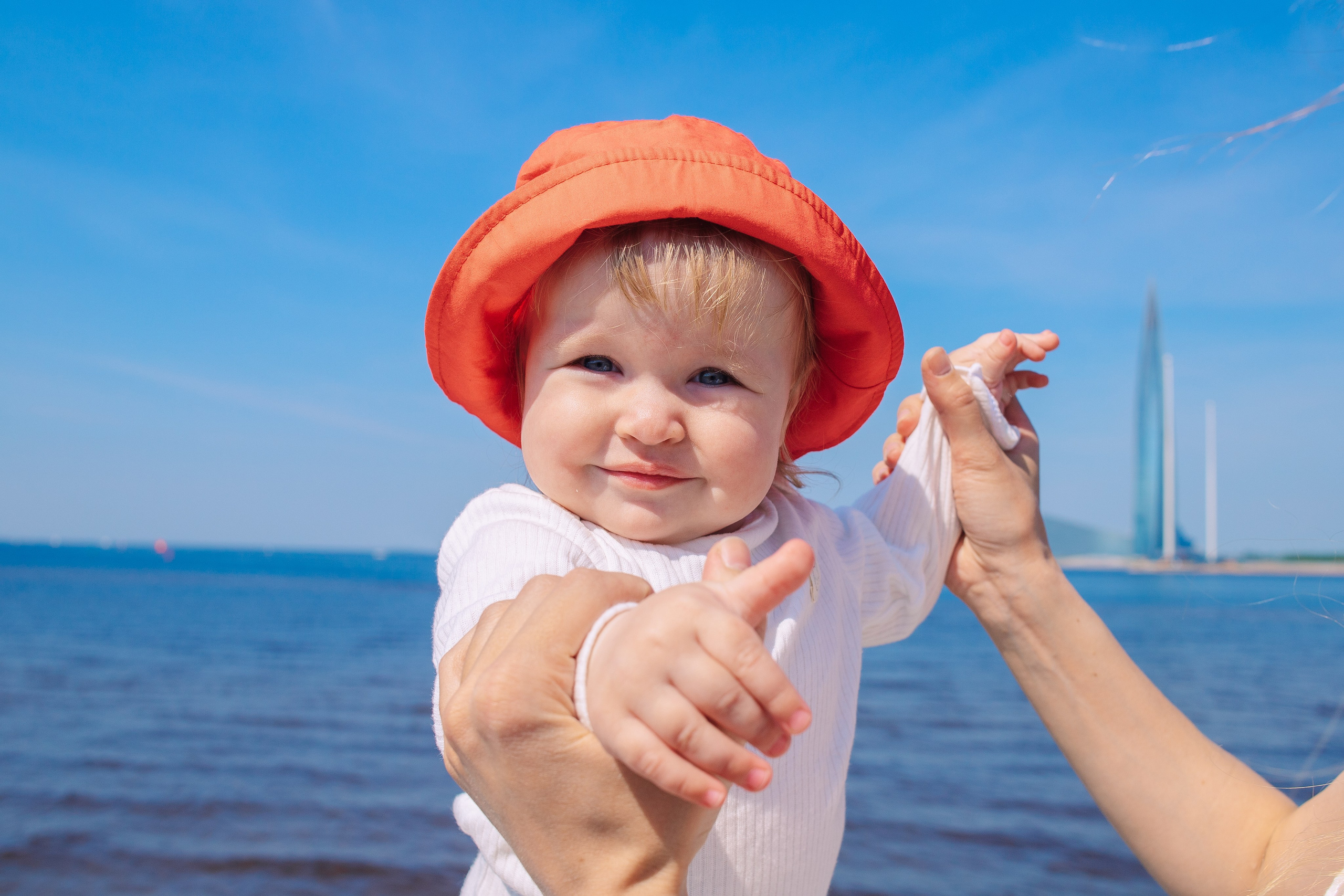 Семейная фотосессия летом в солнечный день в Санкт-Петербурге с видом на Лахту. Фотограф в Санкт-Петербурге, Анна Скворцова