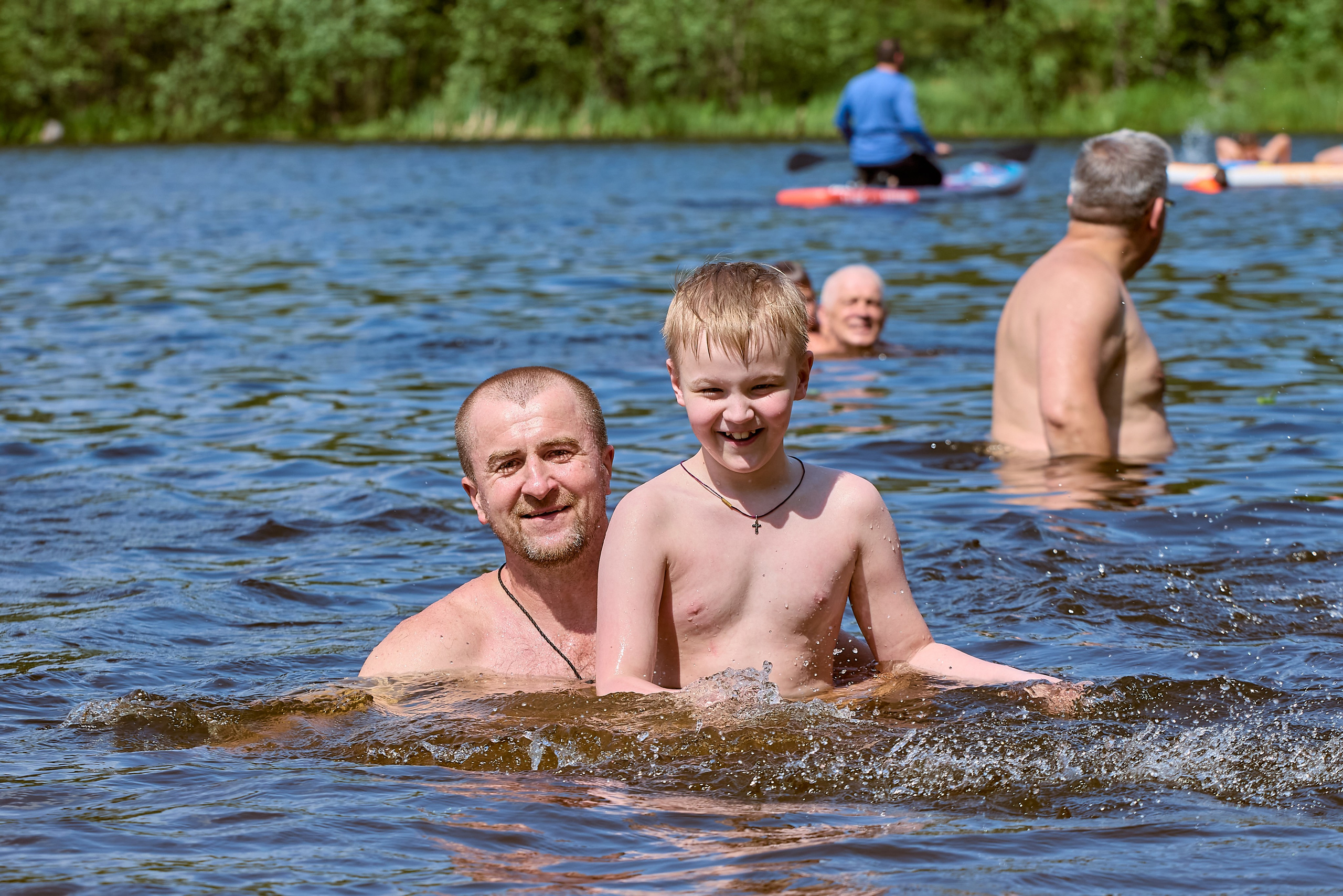 Малыш на озере с папой — живое воплощение света, радости и Божьей благодати, кадр Николая Голованова, г. Дзержинск.