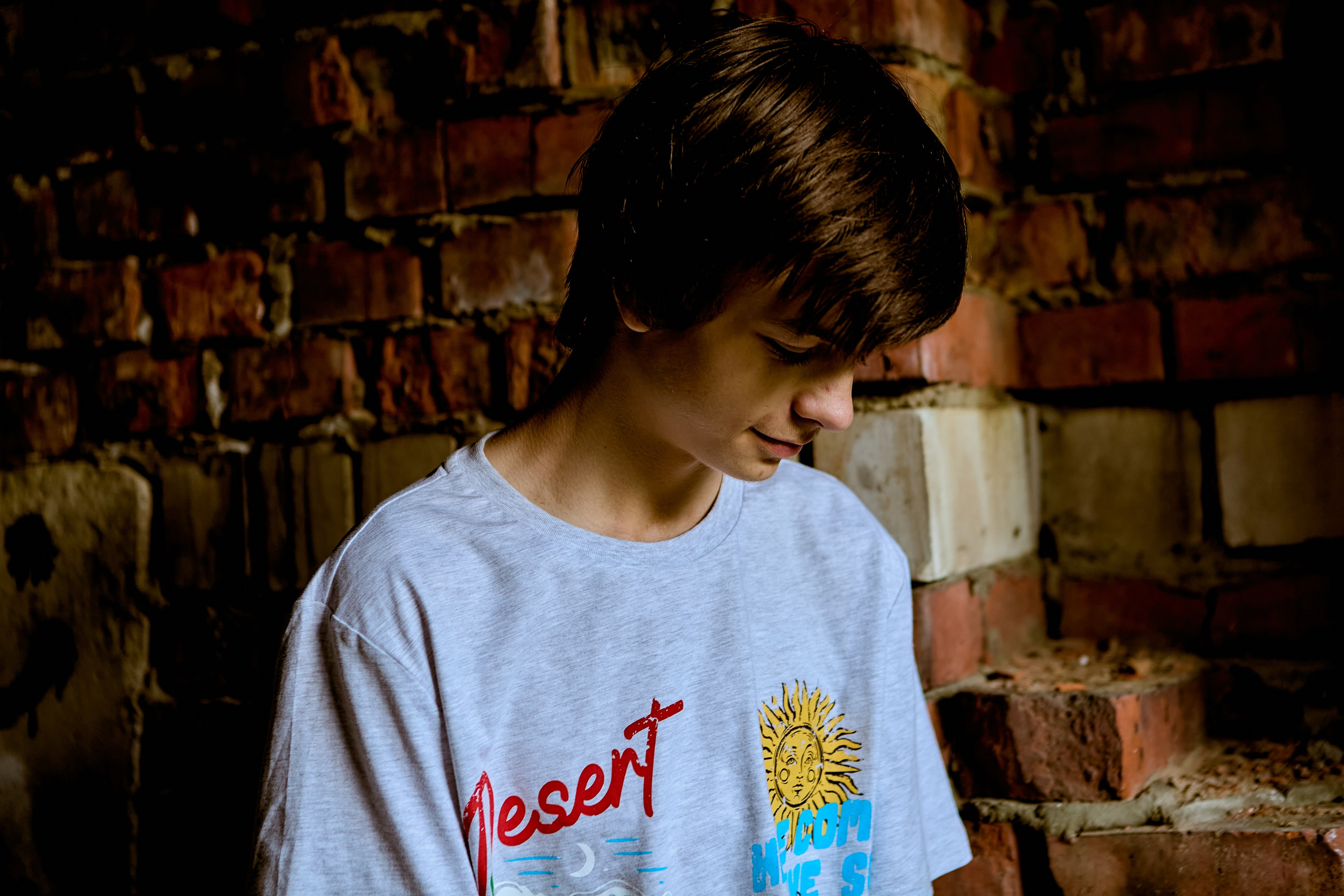 Творческий фотограф, абстрактный портрет в заброшенном здании